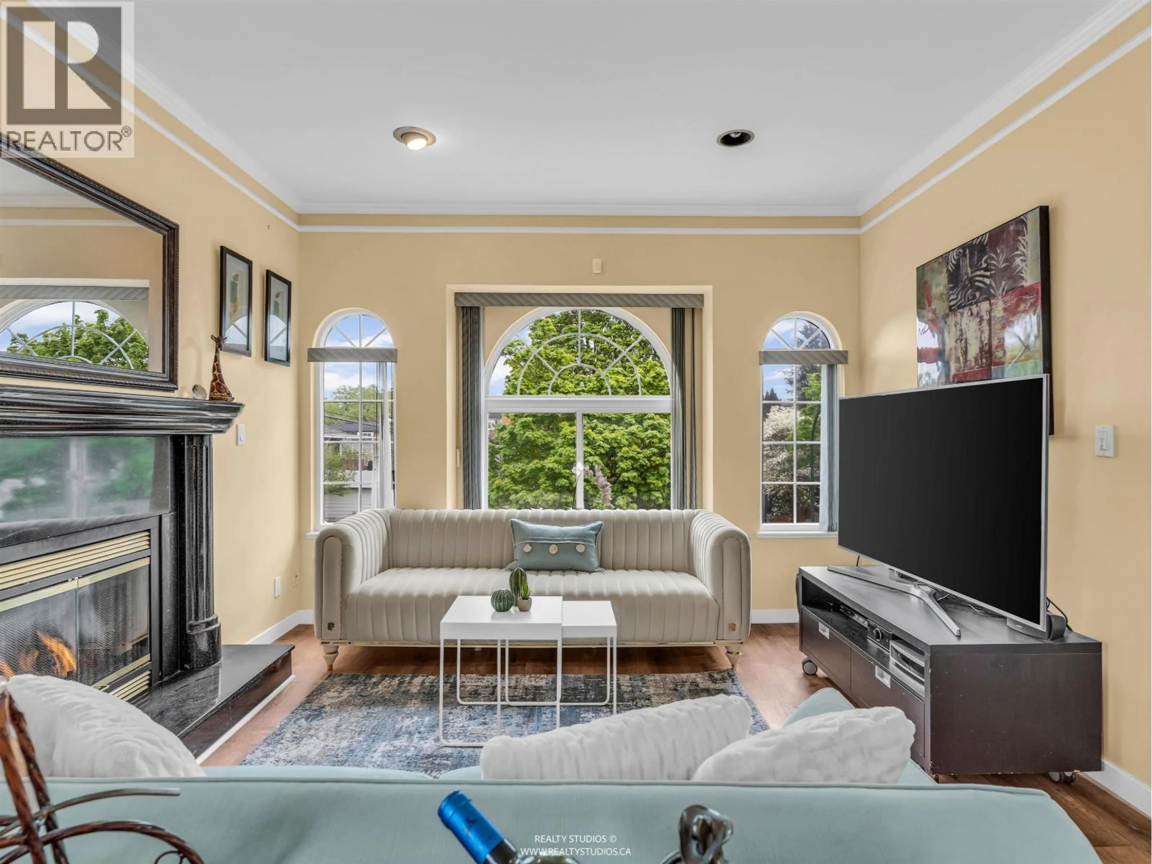 Living room with furniture, ceramic/tile floor for 5323 DUMFRIES STREET, Vancouver British Columbia V5P3A3