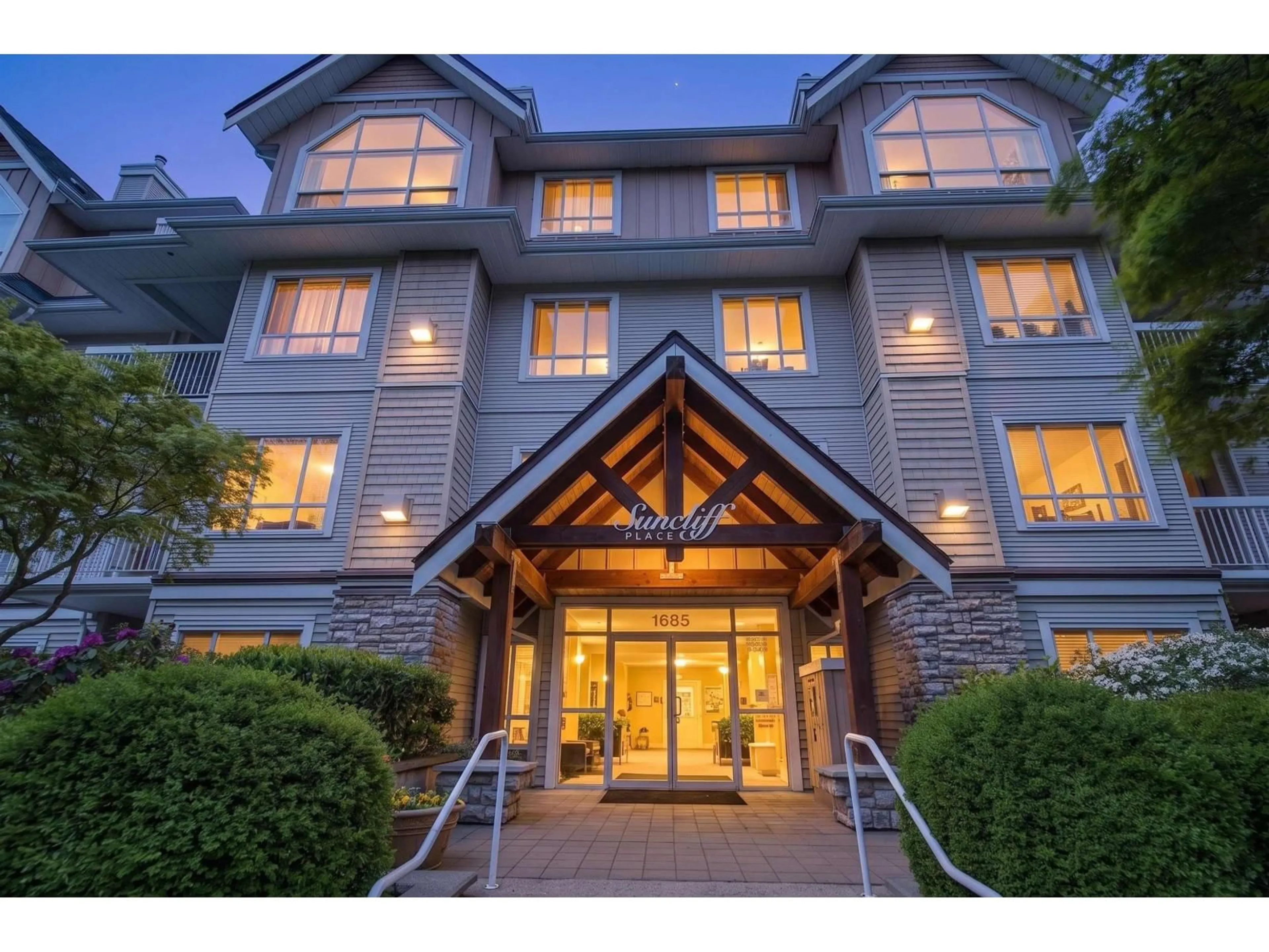 Indoor foyer for 201 - 1685 152A STREET, Surrey British Columbia V4A9Y1