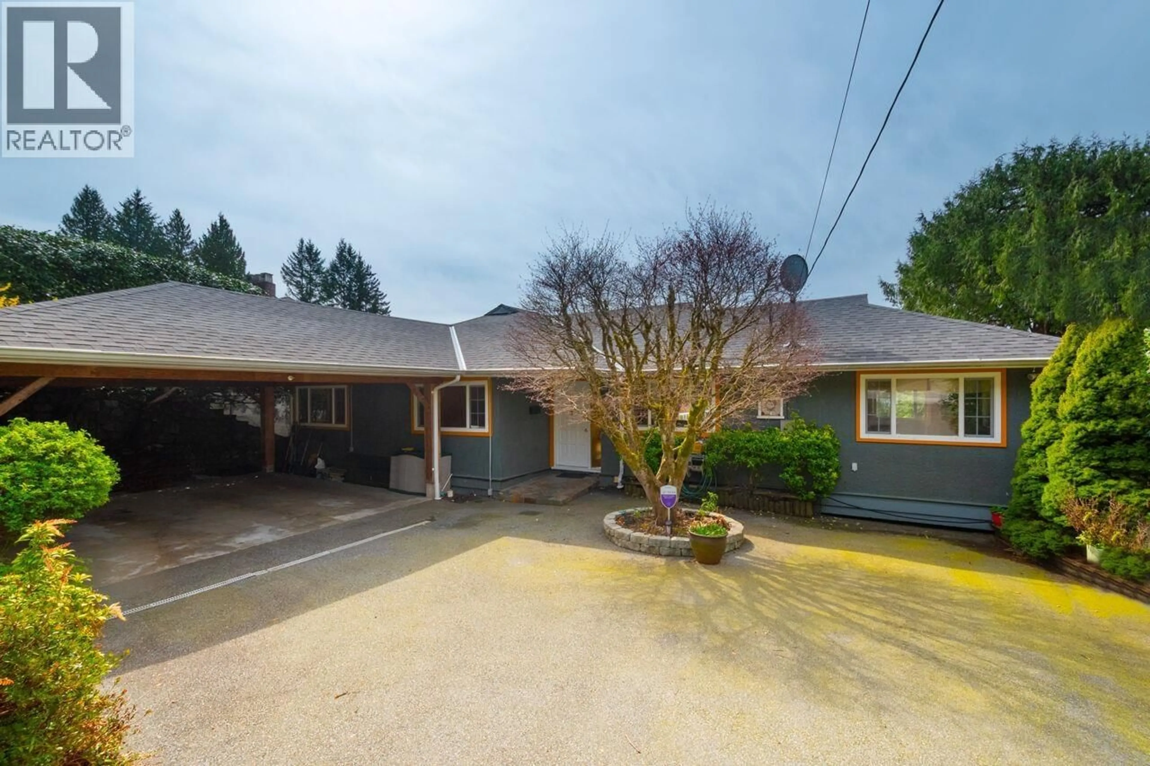 A pic from outside/outdoor area/front of a property/back of a property/a pic from drone, street for 647 BLUERIDGE AVENUE, North Vancouver British Columbia V7R2J4