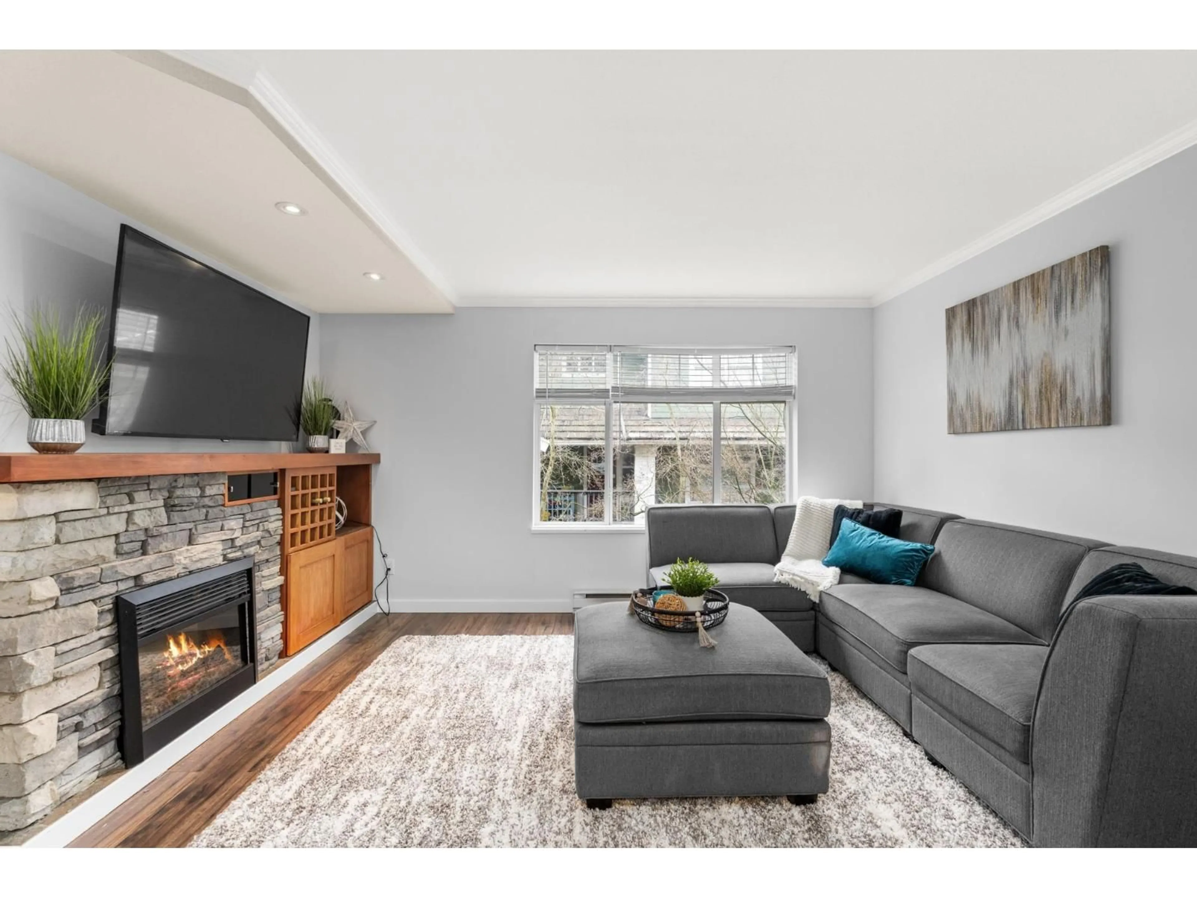 Living room with furniture, wood/laminate floor for 7 - 15233 34TH AVENUE, Surrey British Columbia V3S2T7