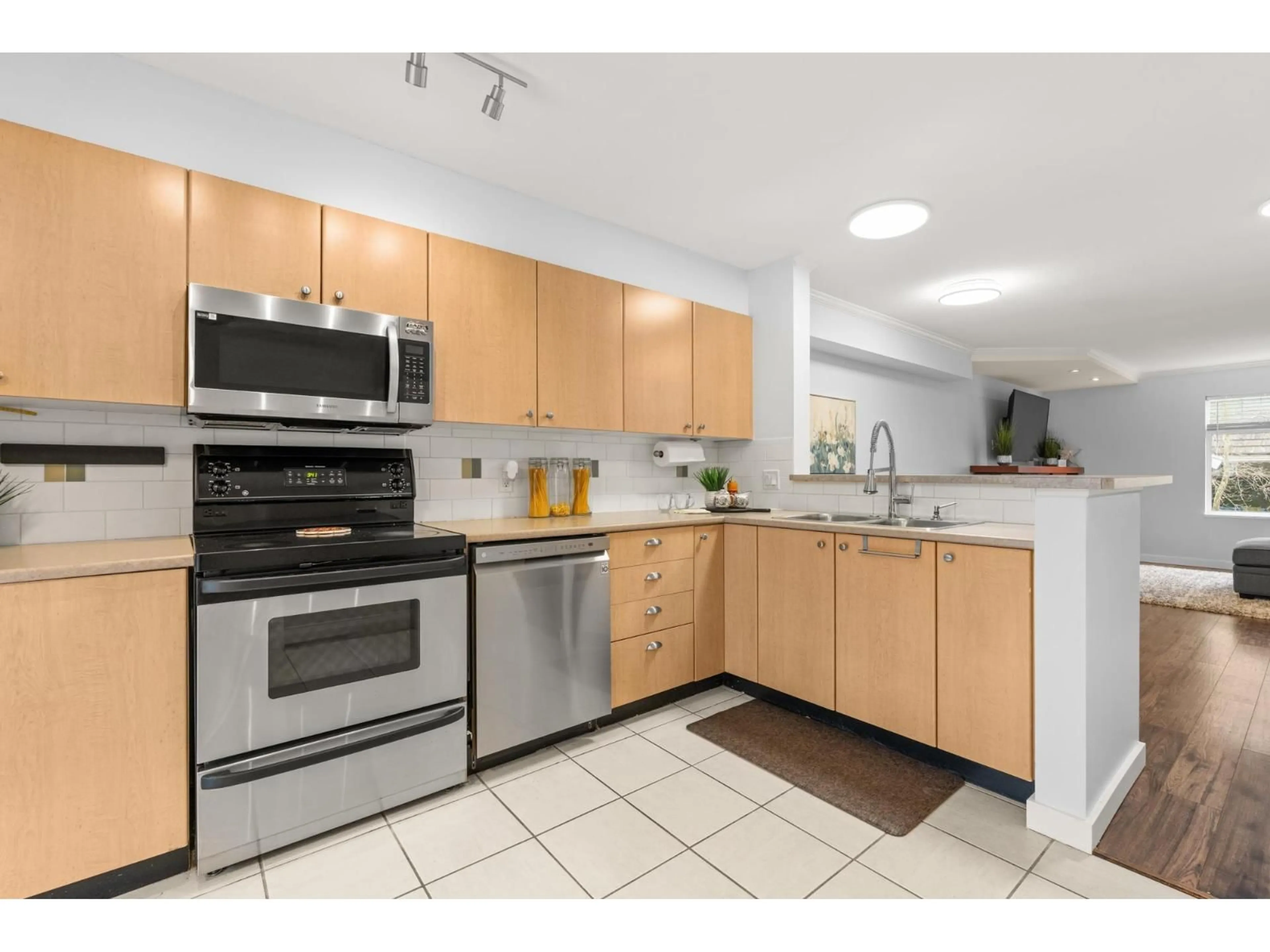 Standard kitchen, unknown for 7 - 15233 34TH AVENUE, Surrey British Columbia V3S2T7