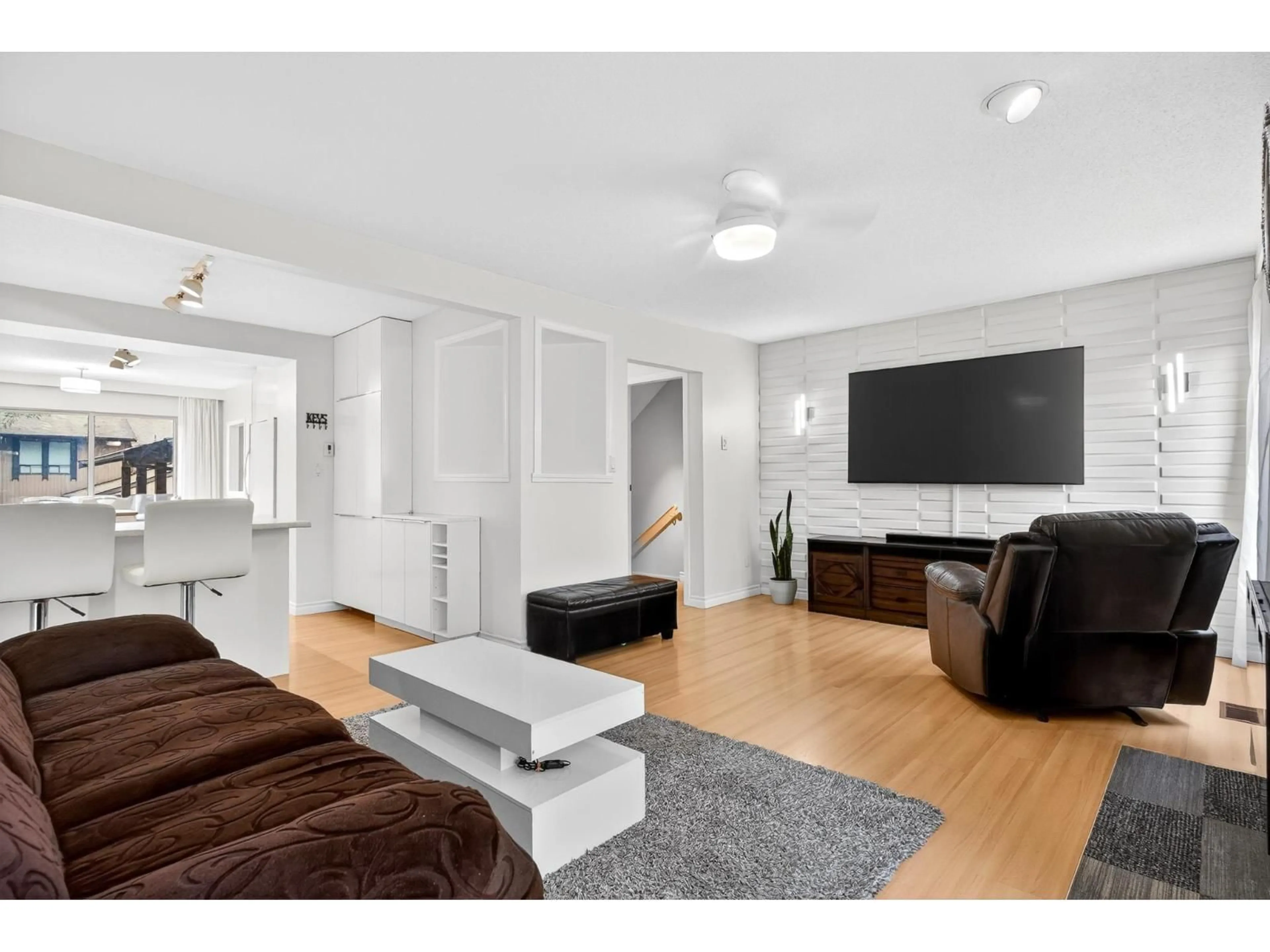 Living room with furniture, unknown for 32 - 3015 TRETHEWEY STREET, Abbotsford British Columbia V2T3R4