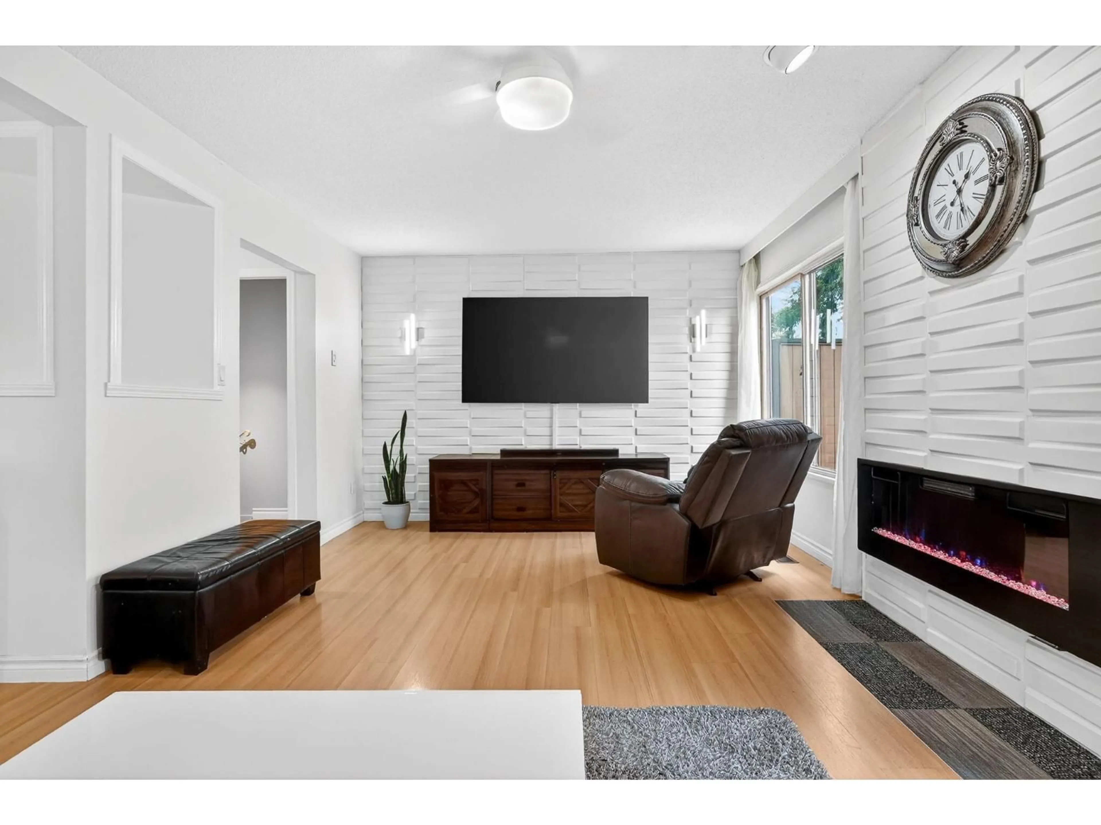 Living room with furniture, unknown for 32 - 3015 TRETHEWEY STREET, Abbotsford British Columbia V2T3R4