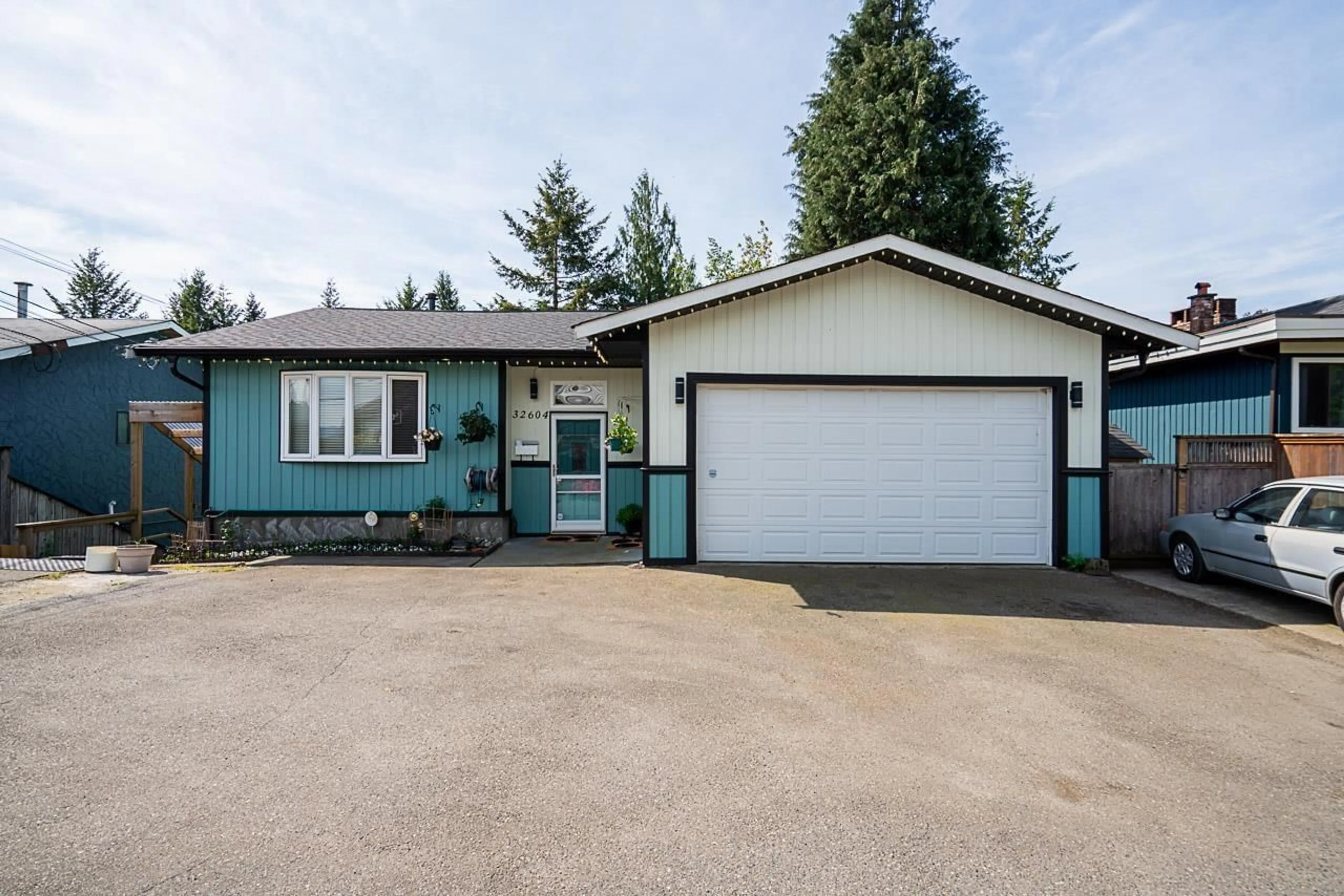 Home with vinyl exterior material, street for 32604 BEST AVENUE, Mission British Columbia V2V2S6