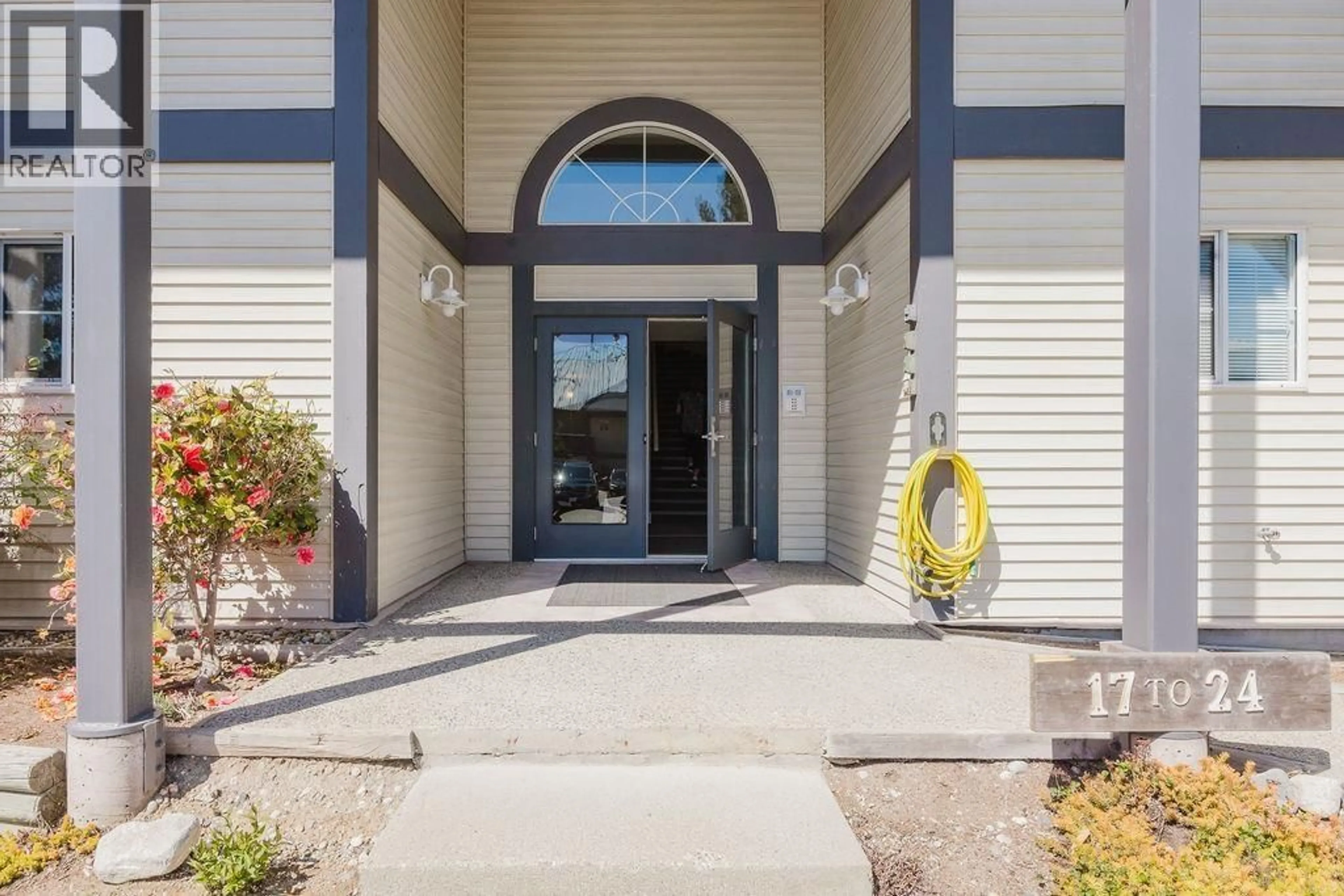 Indoor foyer for 17 - 689 PARK ROAD, Gibsons British Columbia V0N1V7