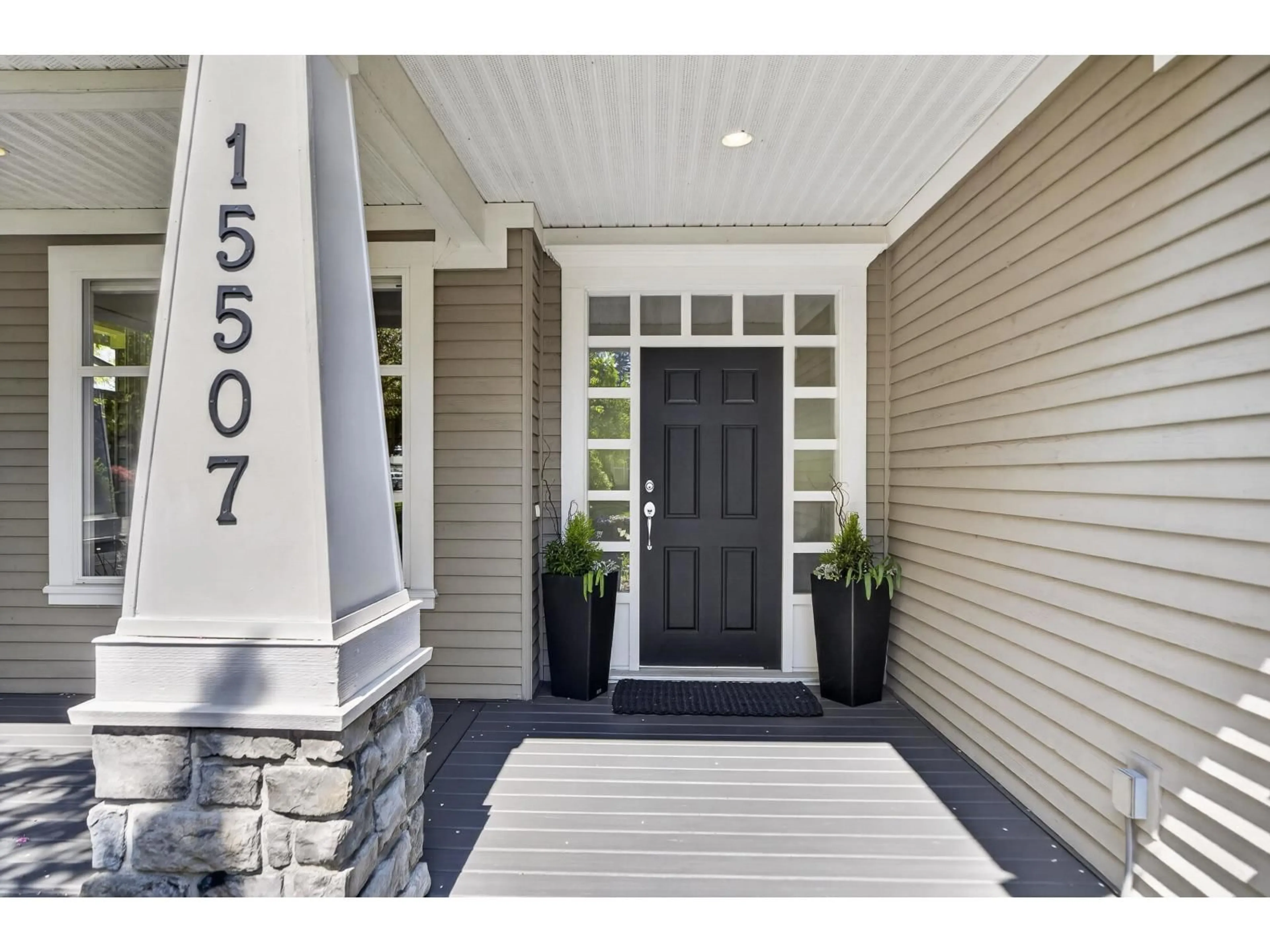 Indoor entryway for 15507 37A AVENUE, Surrey British Columbia V3S0H6