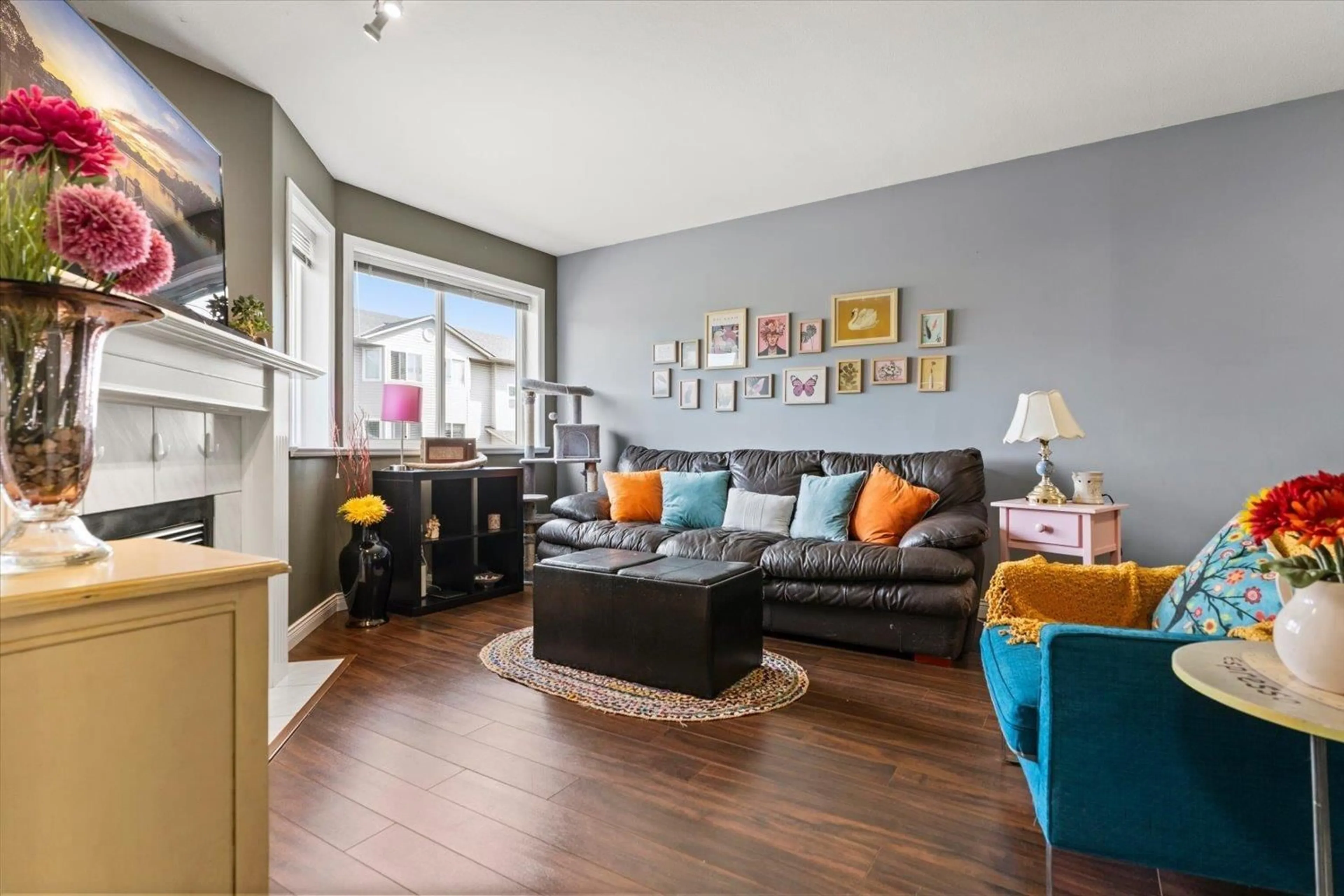 Living room with furniture, wood/laminate floor for 37 - 45090 LUCKAKUCK WAY, Chilliwack British Columbia V2R3Z5