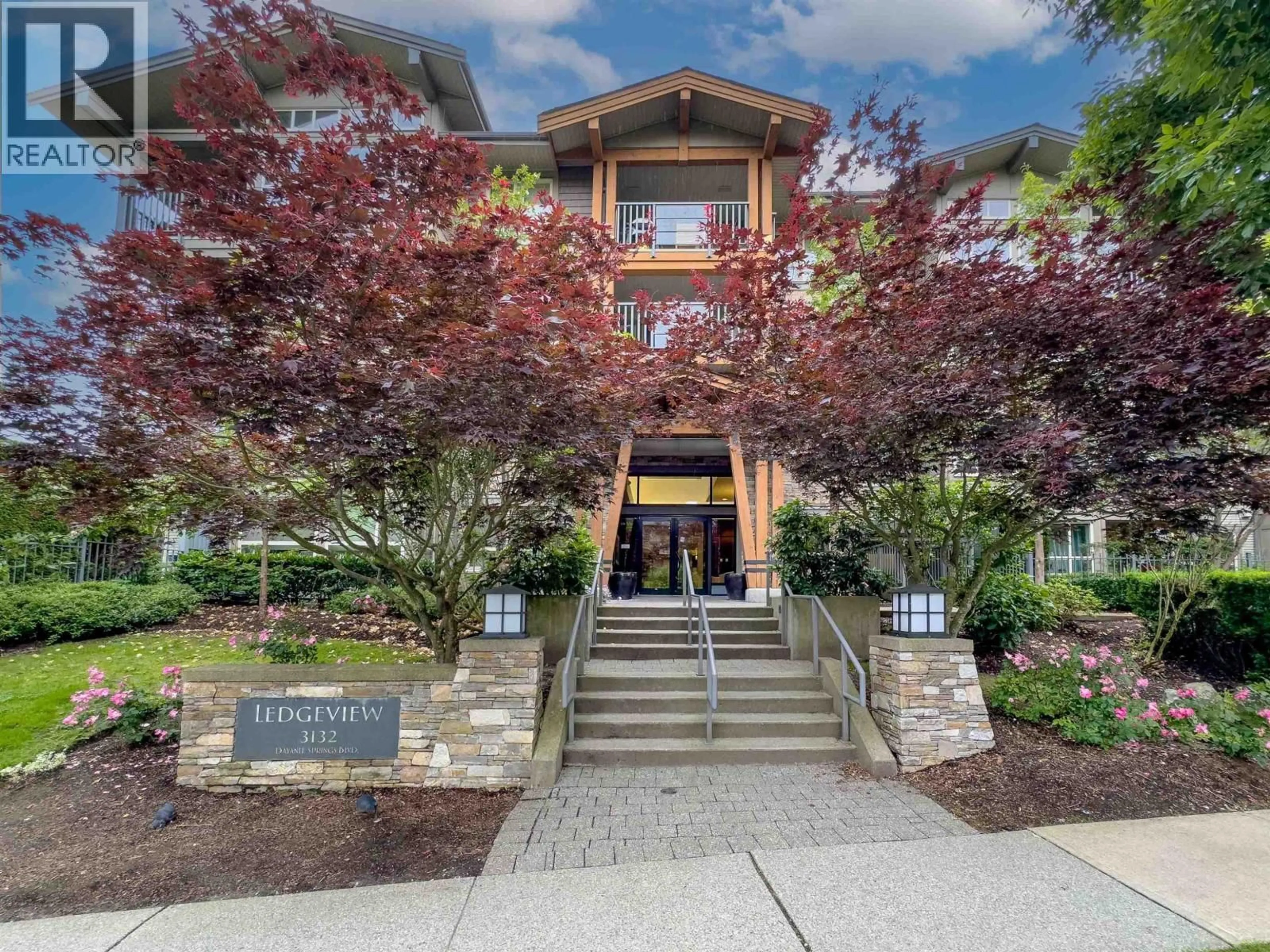 Indoor foyer for 307 - 3132 DAYANEE SPRINGS BOULEVARD, Coquitlam British Columbia V3E0B5