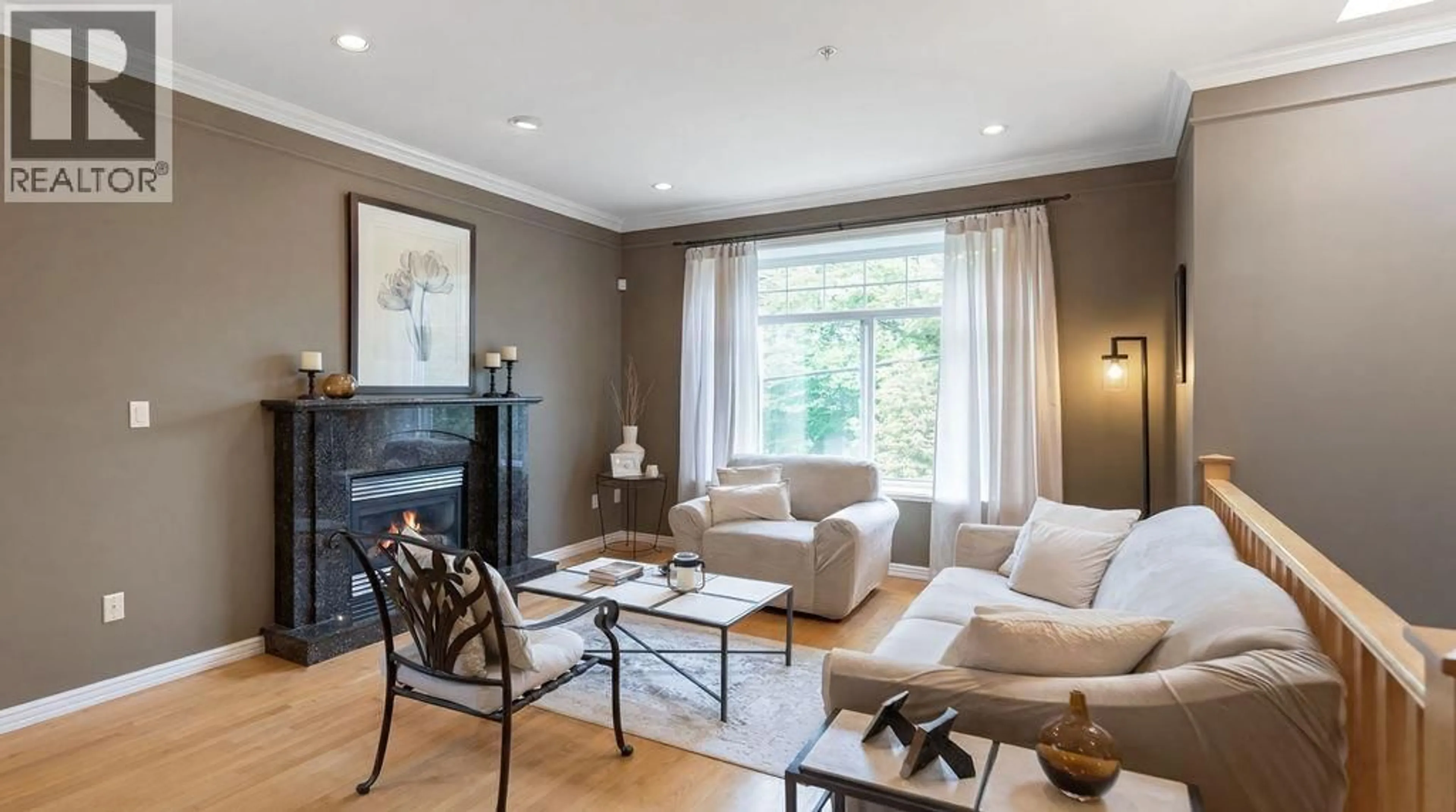 Living room with furniture, wood/laminate floor for 968 31ST AVENUE, Vancouver British Columbia V5V2X4