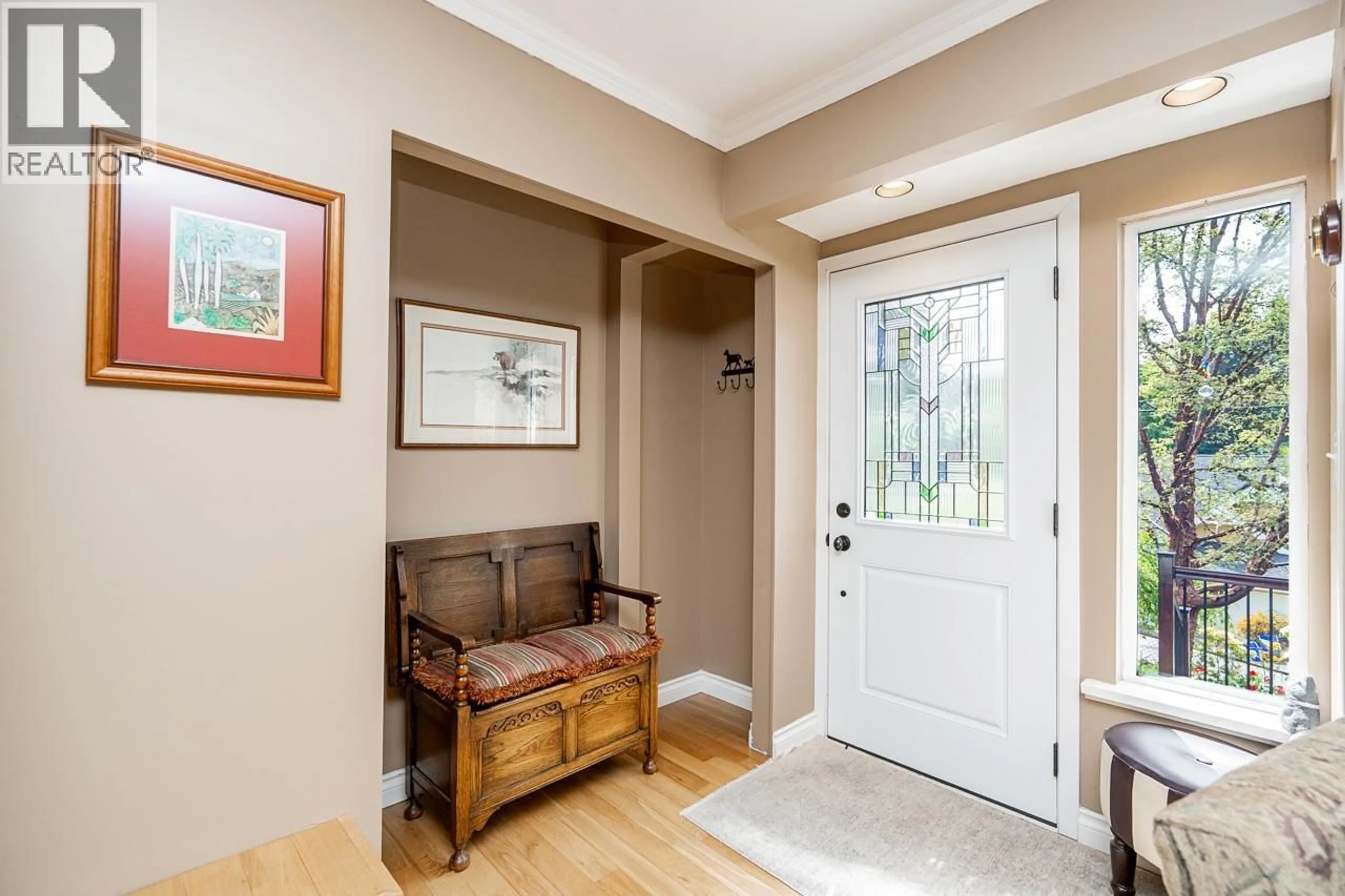 Indoor entryway for 4360 CLIFFMONT ROAD, North Vancouver British Columbia V7G1J5