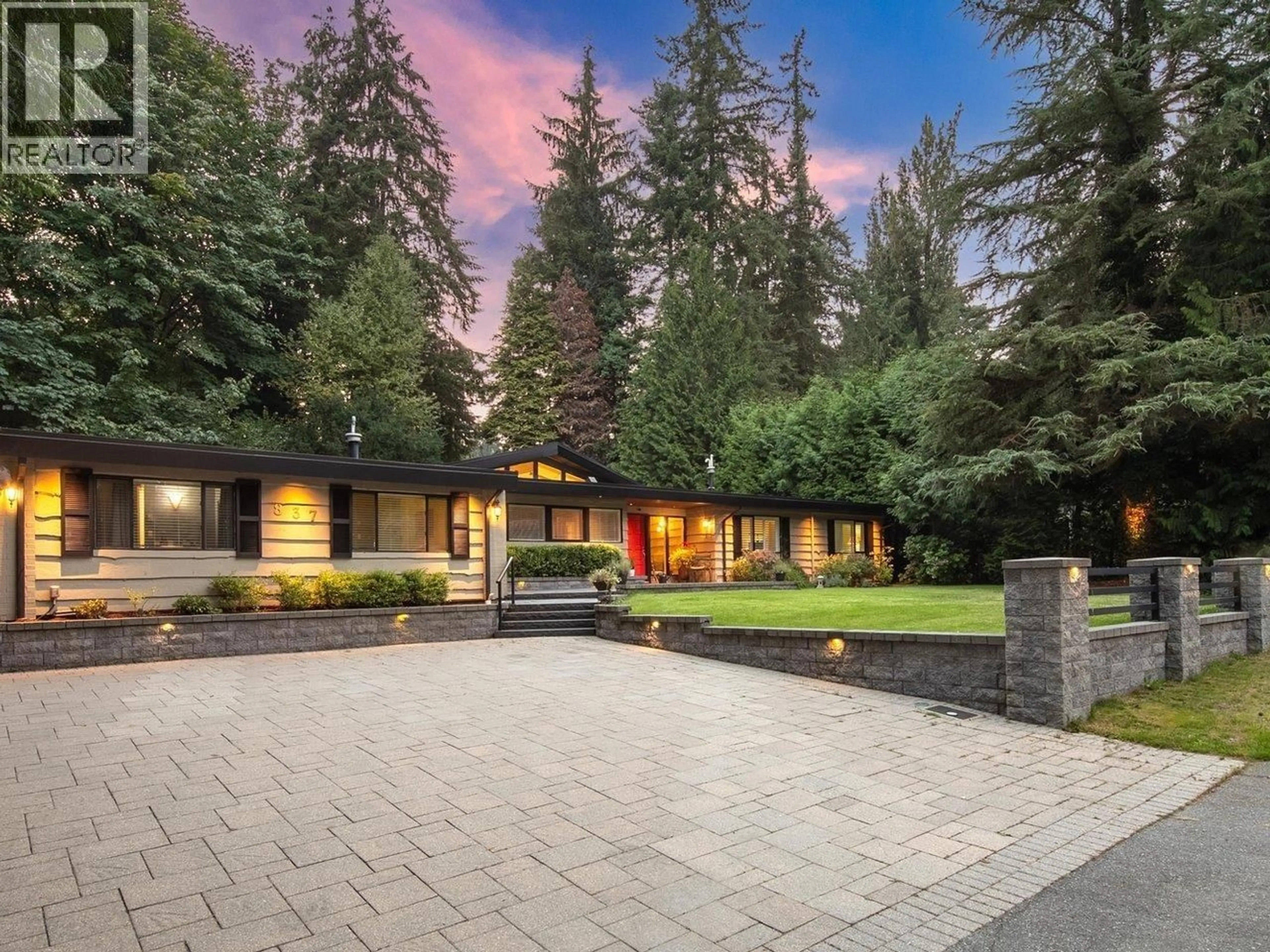A pic from outside/outdoor area/front of a property/back of a property/a pic from drone, unknown for 837 WILDWOOD PLACE, West Vancouver British Columbia V7S1P2