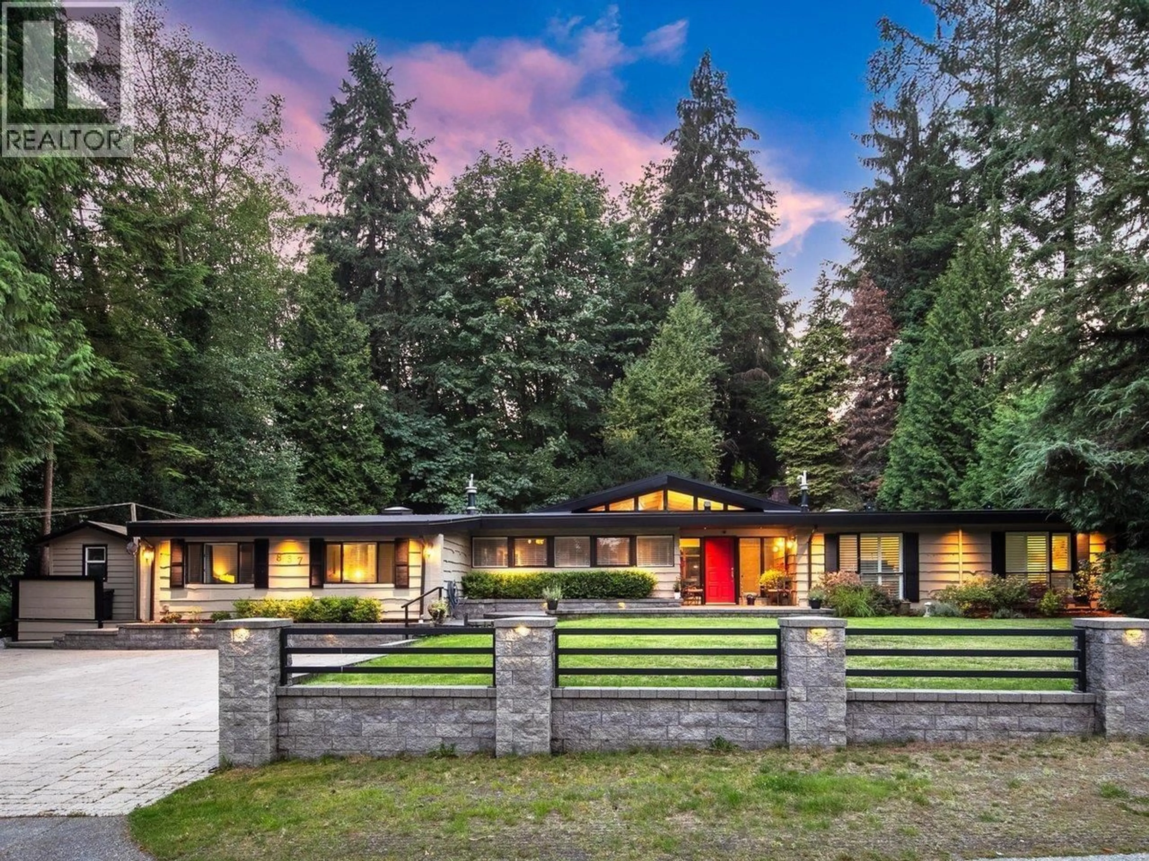 A pic from outside/outdoor area/front of a property/back of a property/a pic from drone, unknown for 837 WILDWOOD PLACE, West Vancouver British Columbia V7S1P2