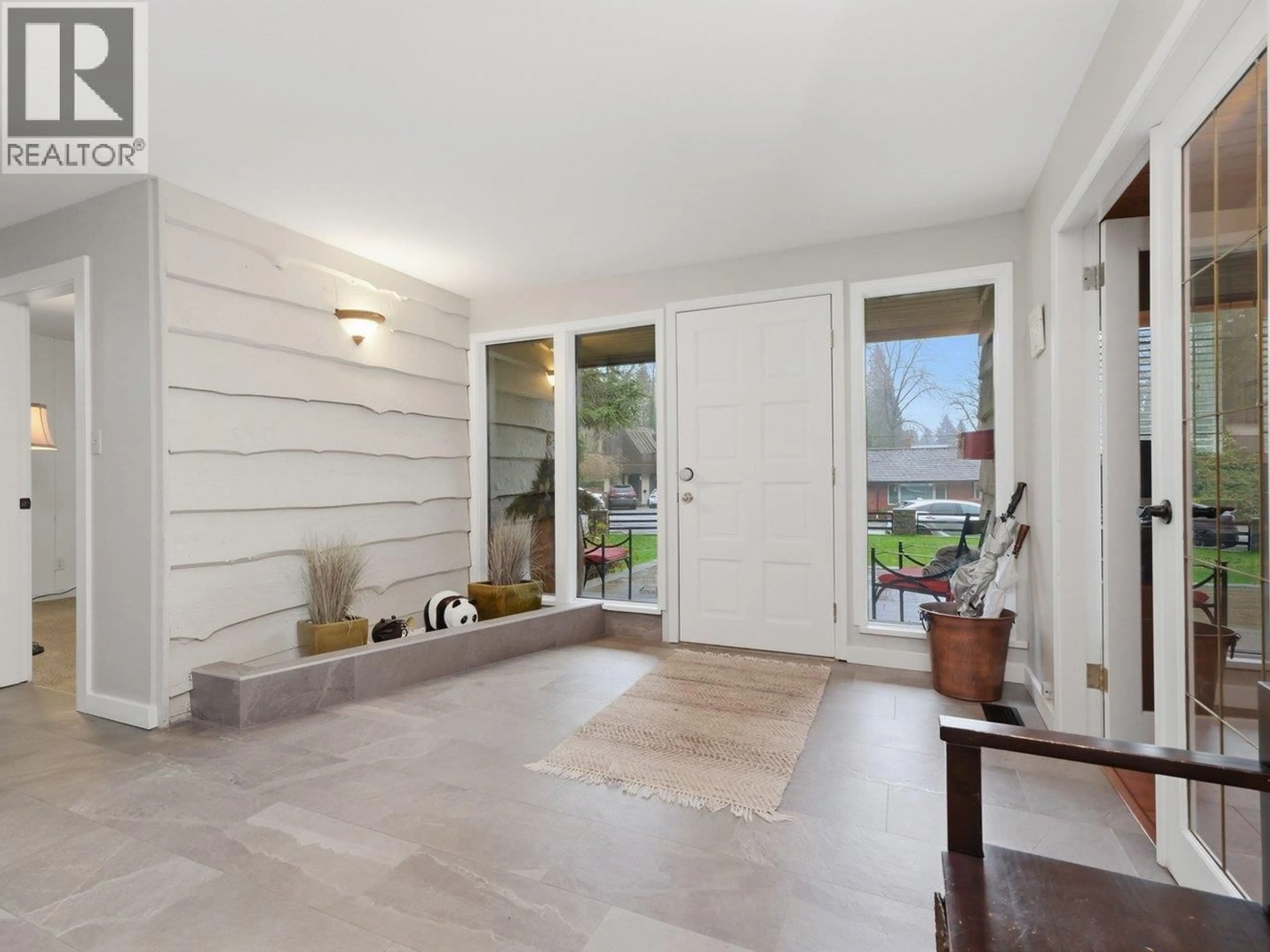 Indoor entryway for 837 WILDWOOD PLACE, West Vancouver British Columbia V7S1P2