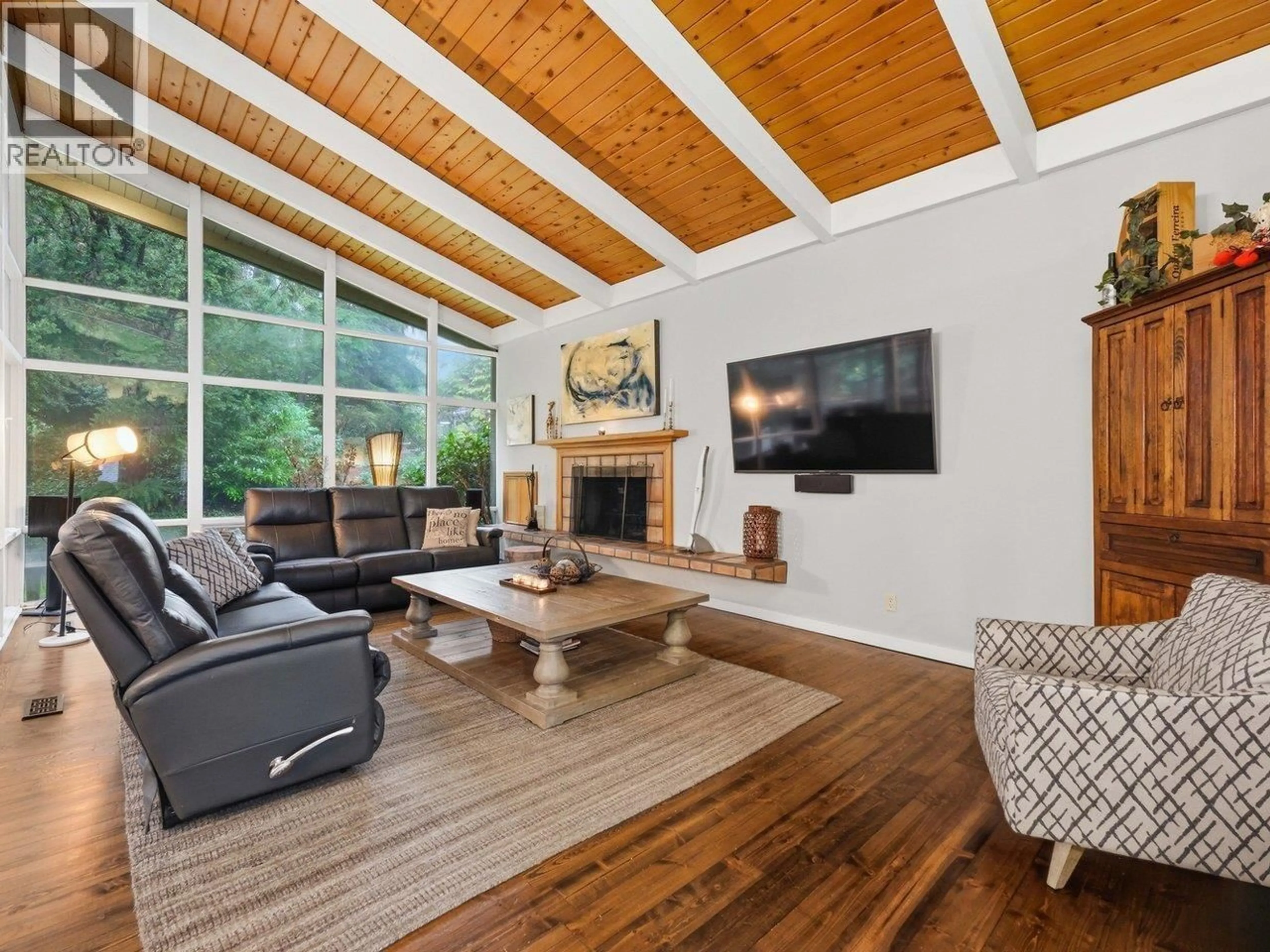 Living room with furniture, wood/laminate floor for 837 WILDWOOD PLACE, West Vancouver British Columbia V7S1P2