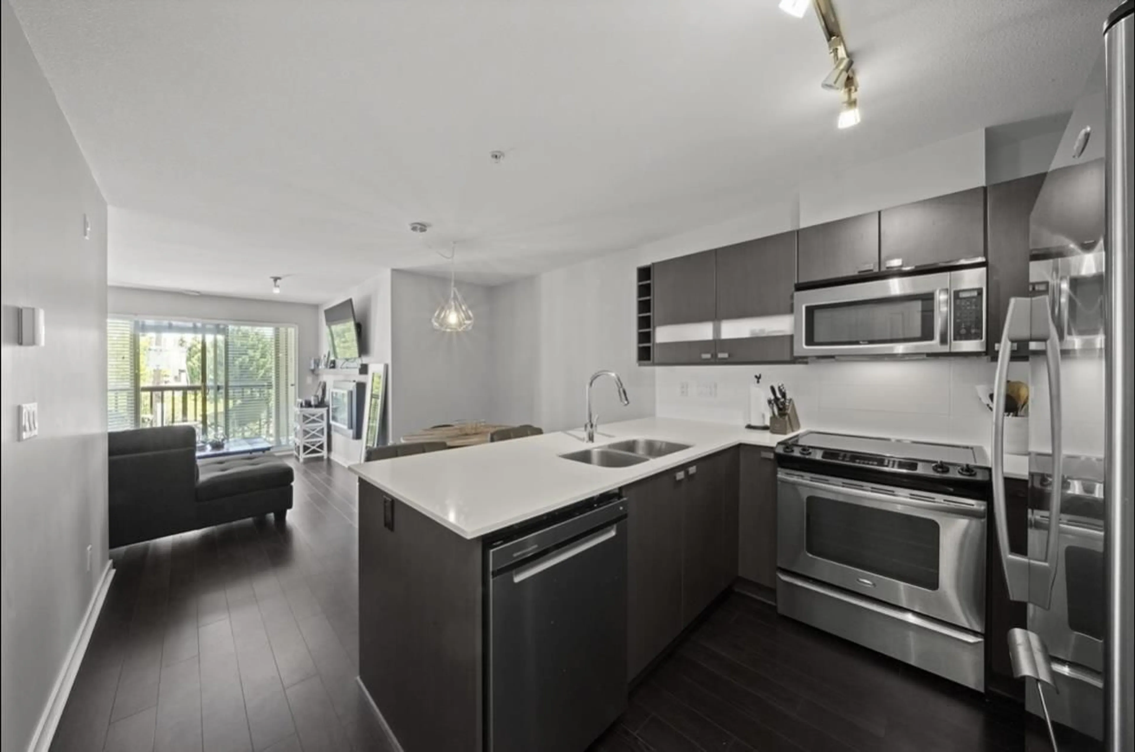 Open concept kitchen, unknown for 305 - 21009 56 AVENUE, Langley British Columbia V3A0C9