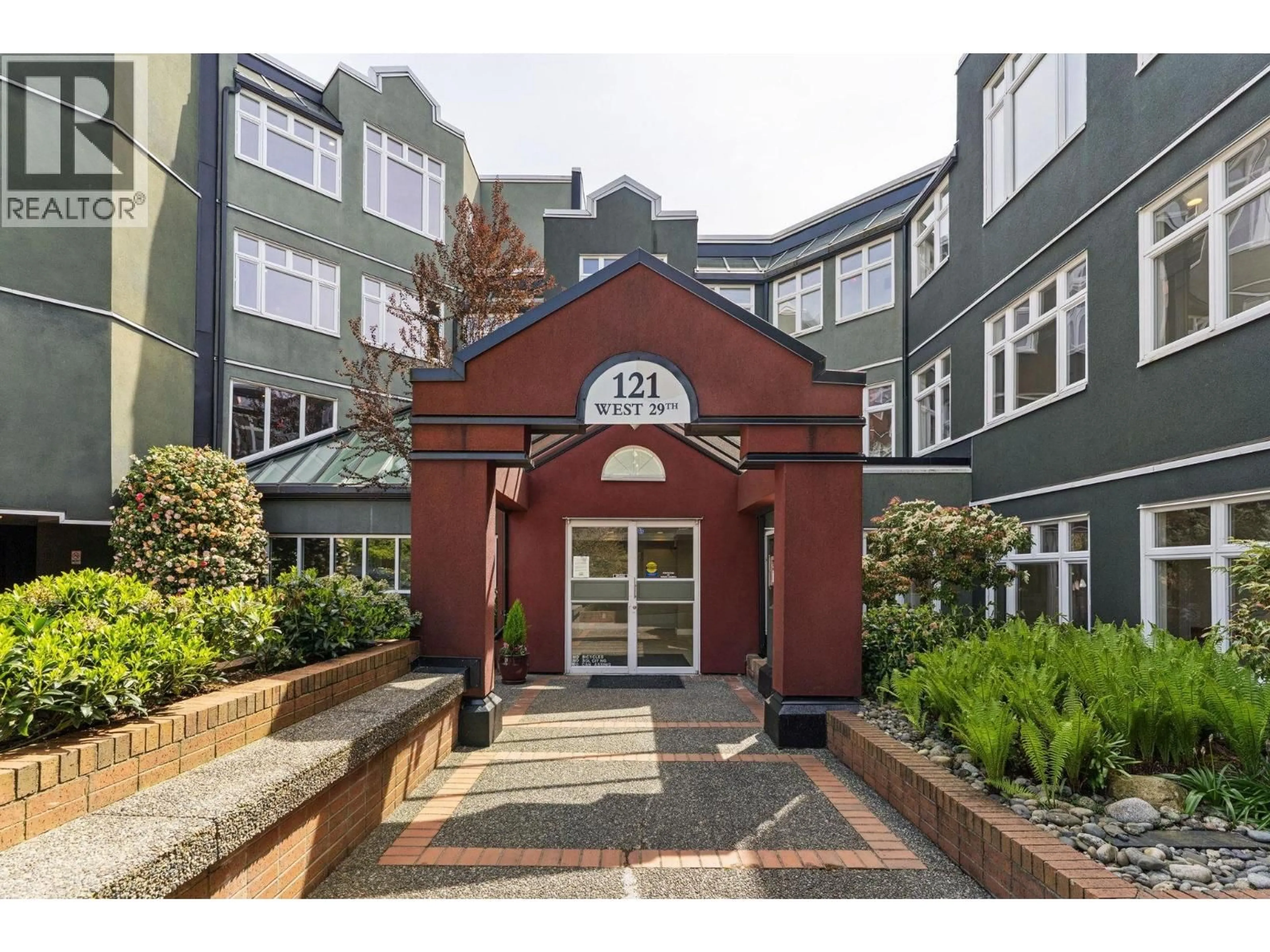 Indoor foyer for 419 - 121 29TH STREET, North Vancouver British Columbia V7N4L6
