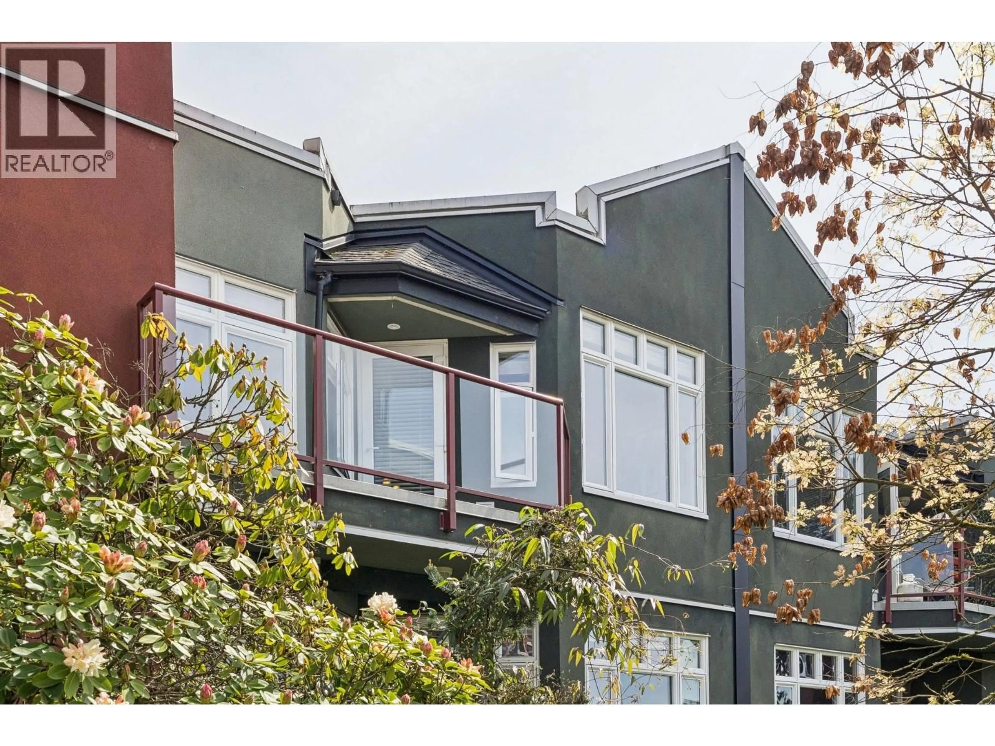 Home with vinyl exterior material, street for 419 - 121 29TH STREET, North Vancouver British Columbia V7N4L6