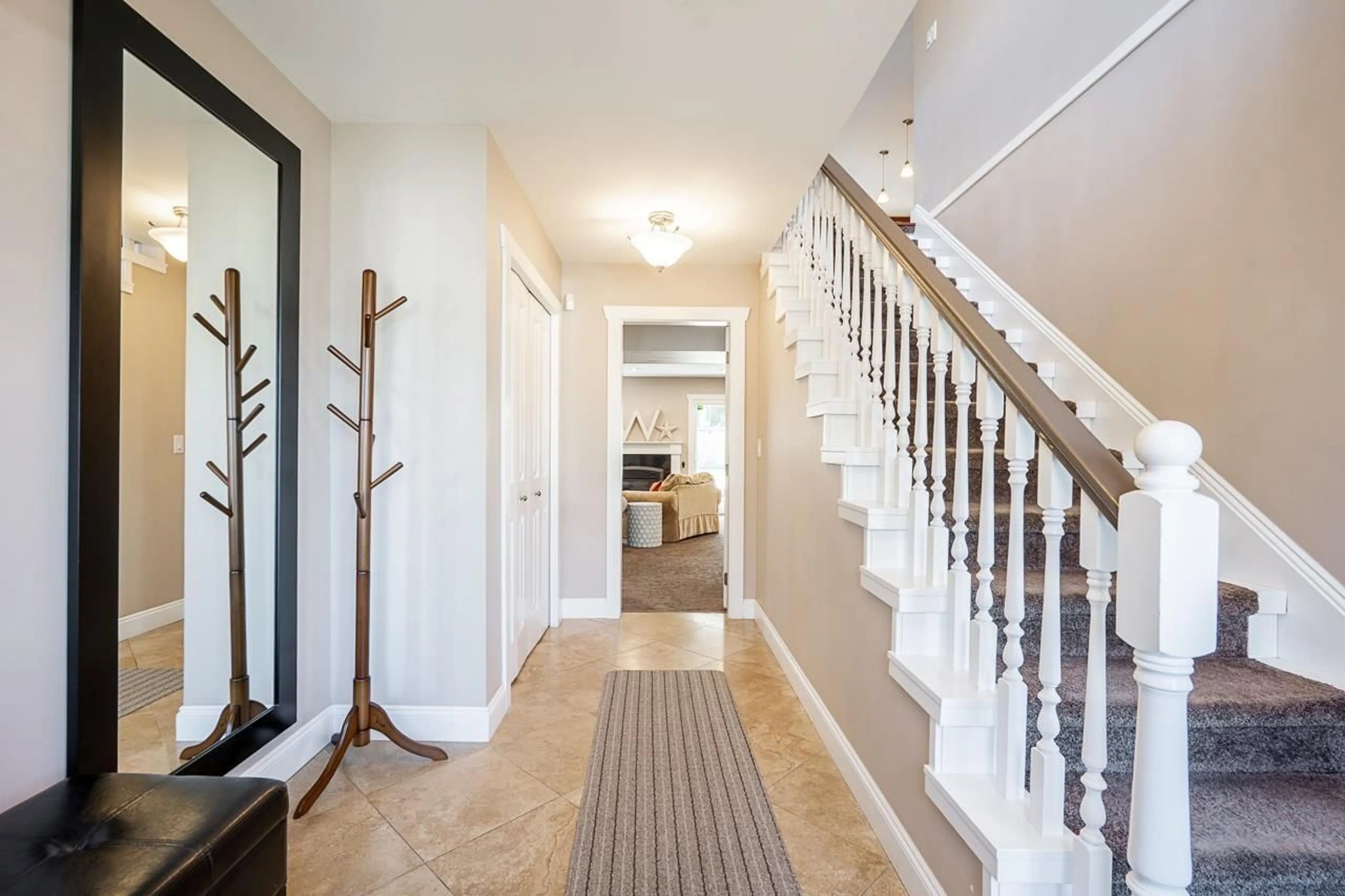 Indoor entryway for 34934 OAKHILL DRIVE, Abbotsford British Columbia V2S7R3