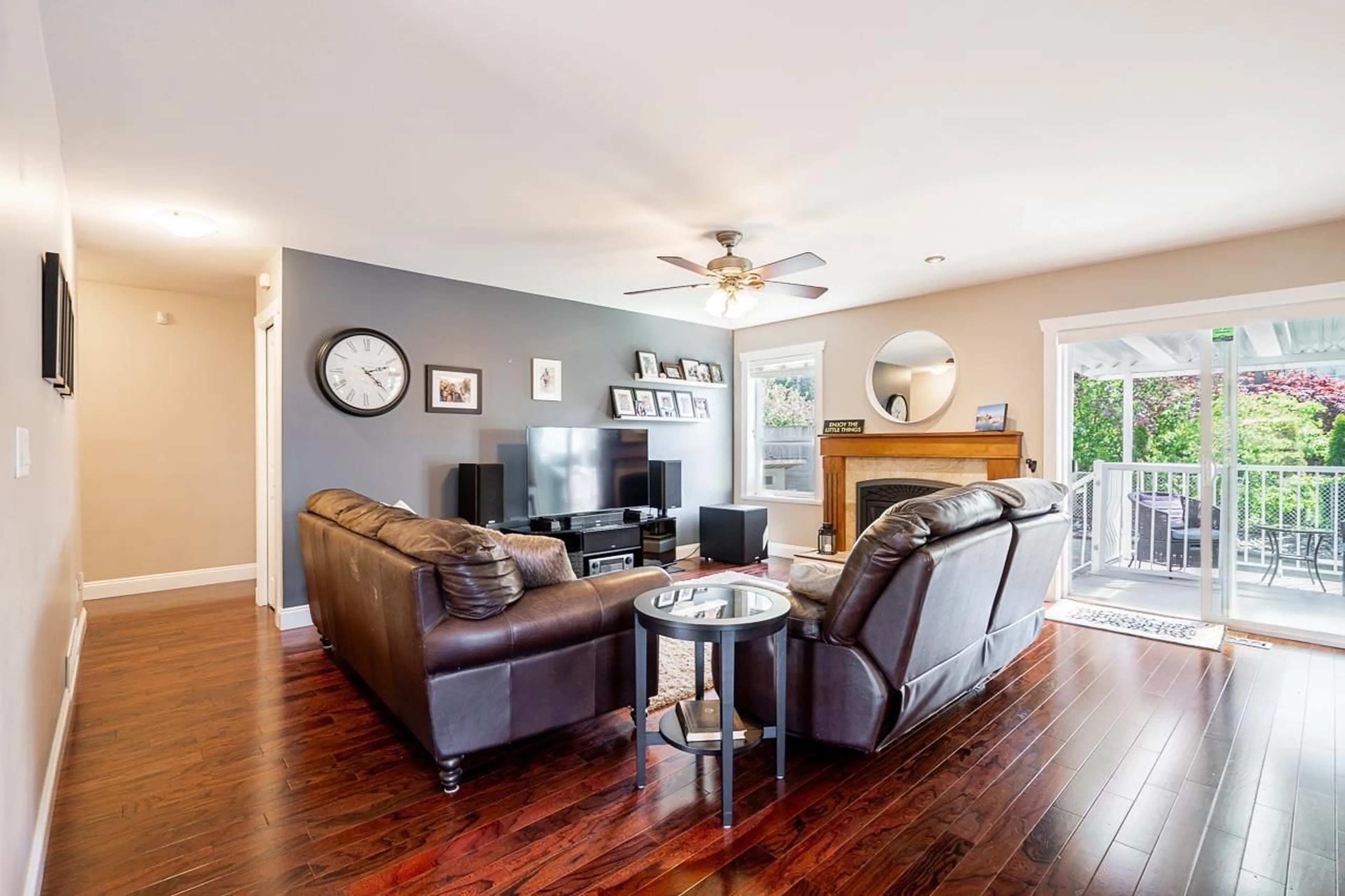 Living room with furniture, wood/laminate floor for 34934 OAKHILL DRIVE, Abbotsford British Columbia V2S7R3