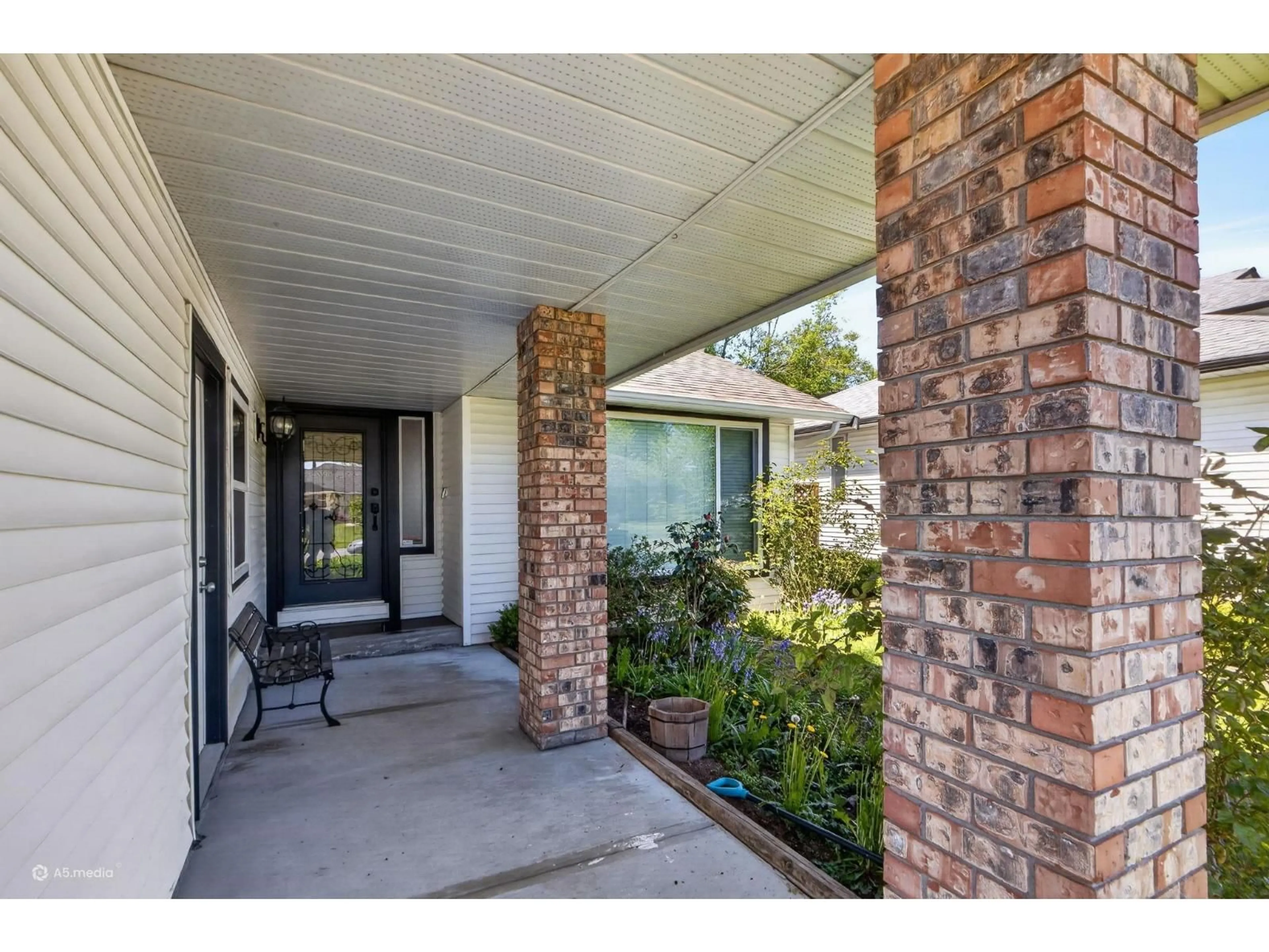 Indoor entryway for 7325 123 STREET, Surrey British Columbia V3W9J2