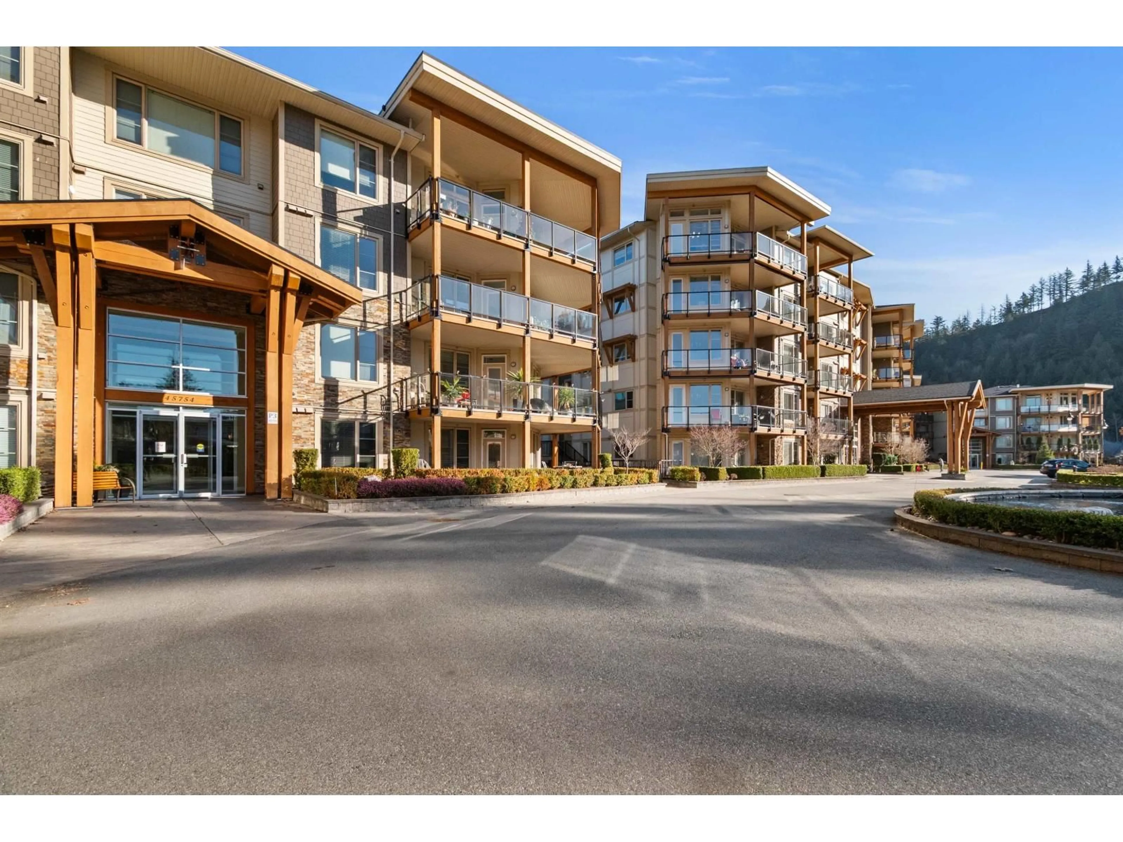 Indoor foyer for 108 - 45754 KEITH WILSON ROAD, Chilliwack British Columbia V2R6A9