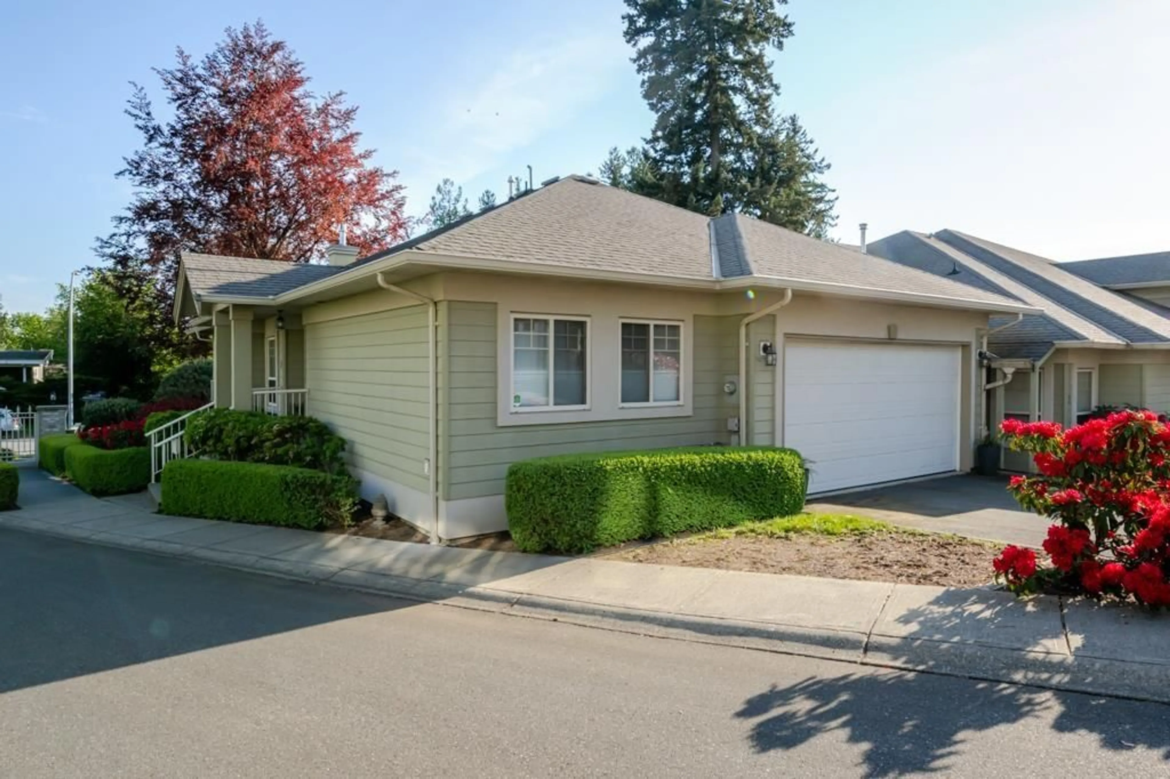 Home with vinyl exterior material, street for 3 - 34159 FRASER STREET, Abbotsford British Columbia V2S8P2
