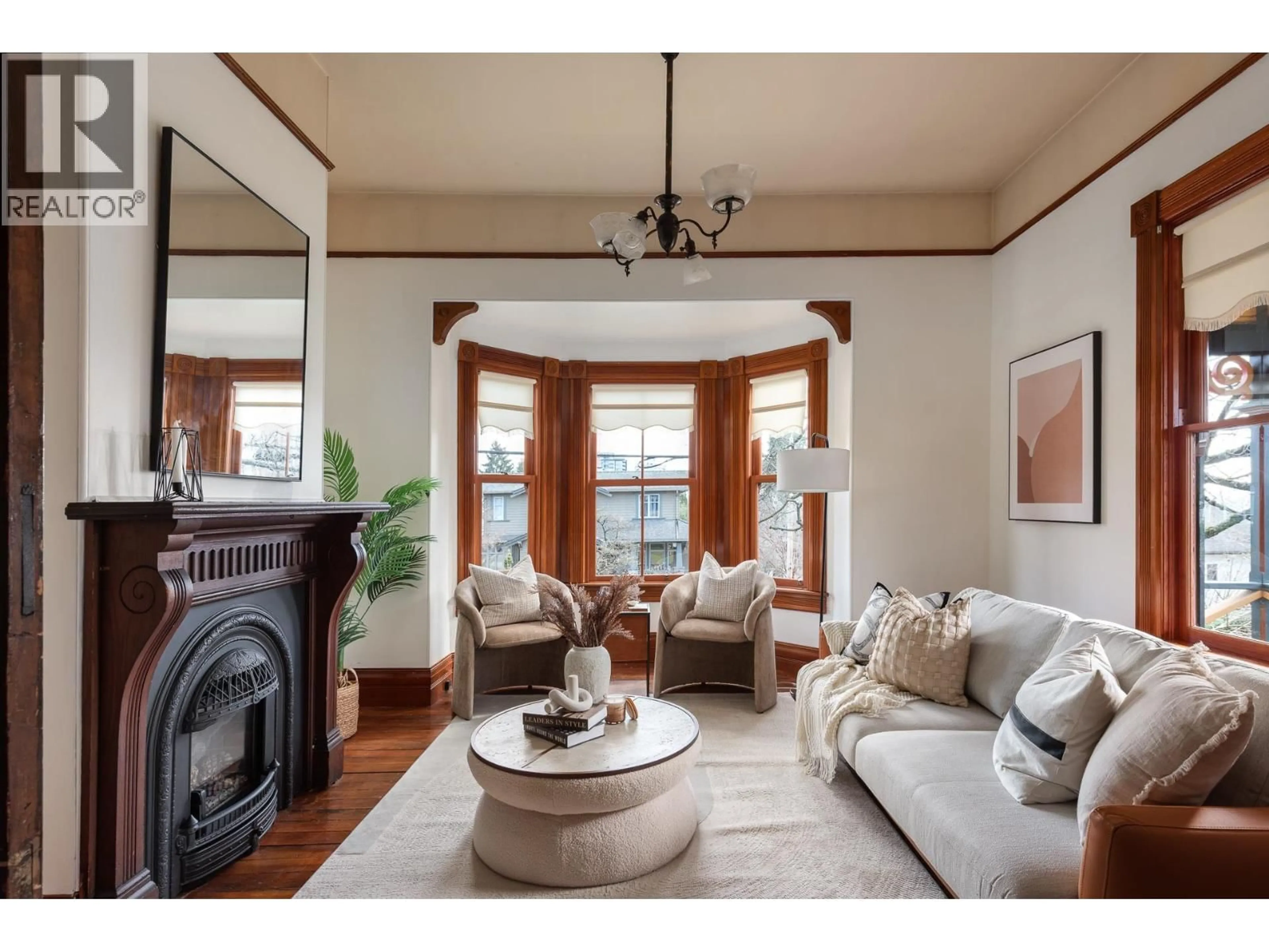 Living room with furniture, unknown for 217 NINTH STREET, New Westminster British Columbia V3M3V4