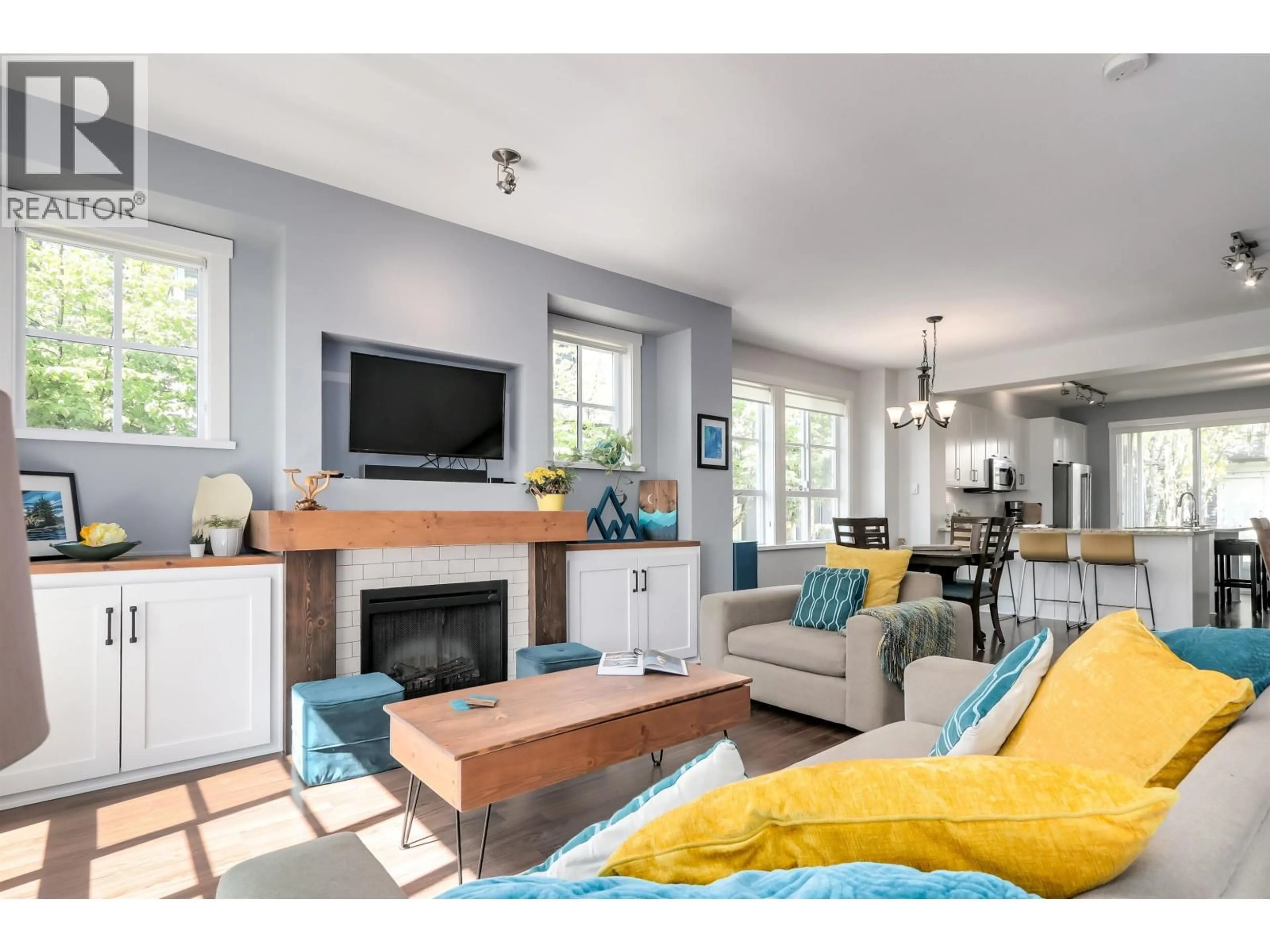 Living room with furniture, wood/laminate floor for 1 - 3437 WILKIE AVENUE, Coquitlam British Columbia V3B0E5