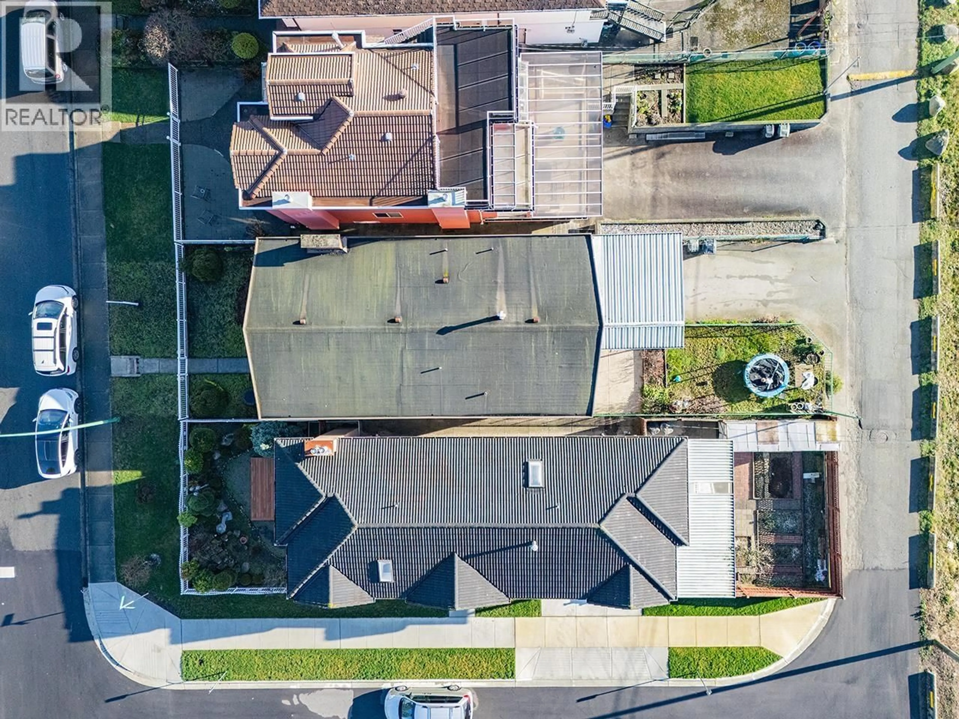 A pic from outside/outdoor area/front of a property/back of a property/a pic from drone, street for 4710 UNION STREET, Burnaby British Columbia V5C2Y4