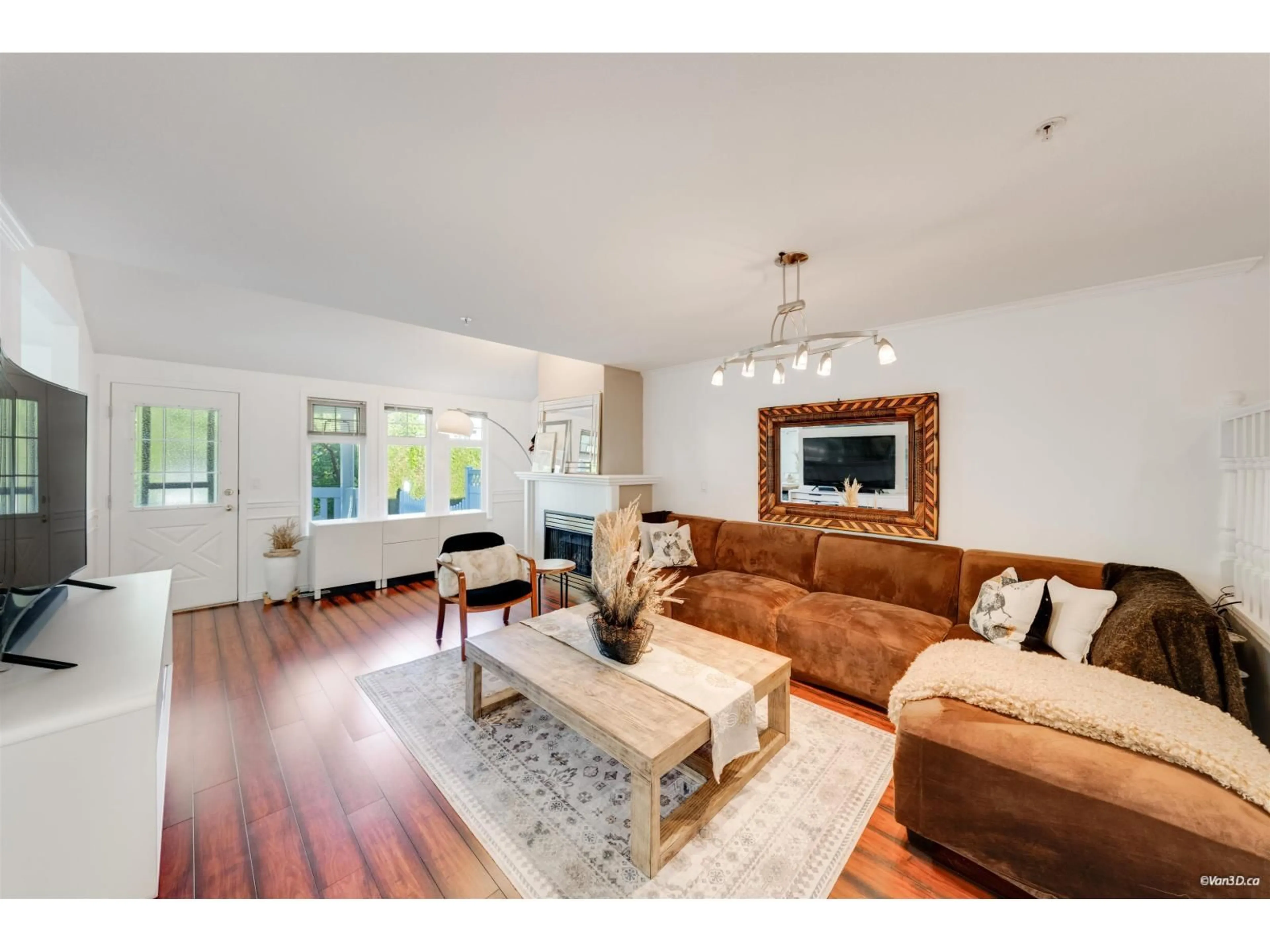 Living room with furniture, wood/laminate floor for 70 - 20761 TELEGRAPH TRAIL, Langley British Columbia V1M2W3