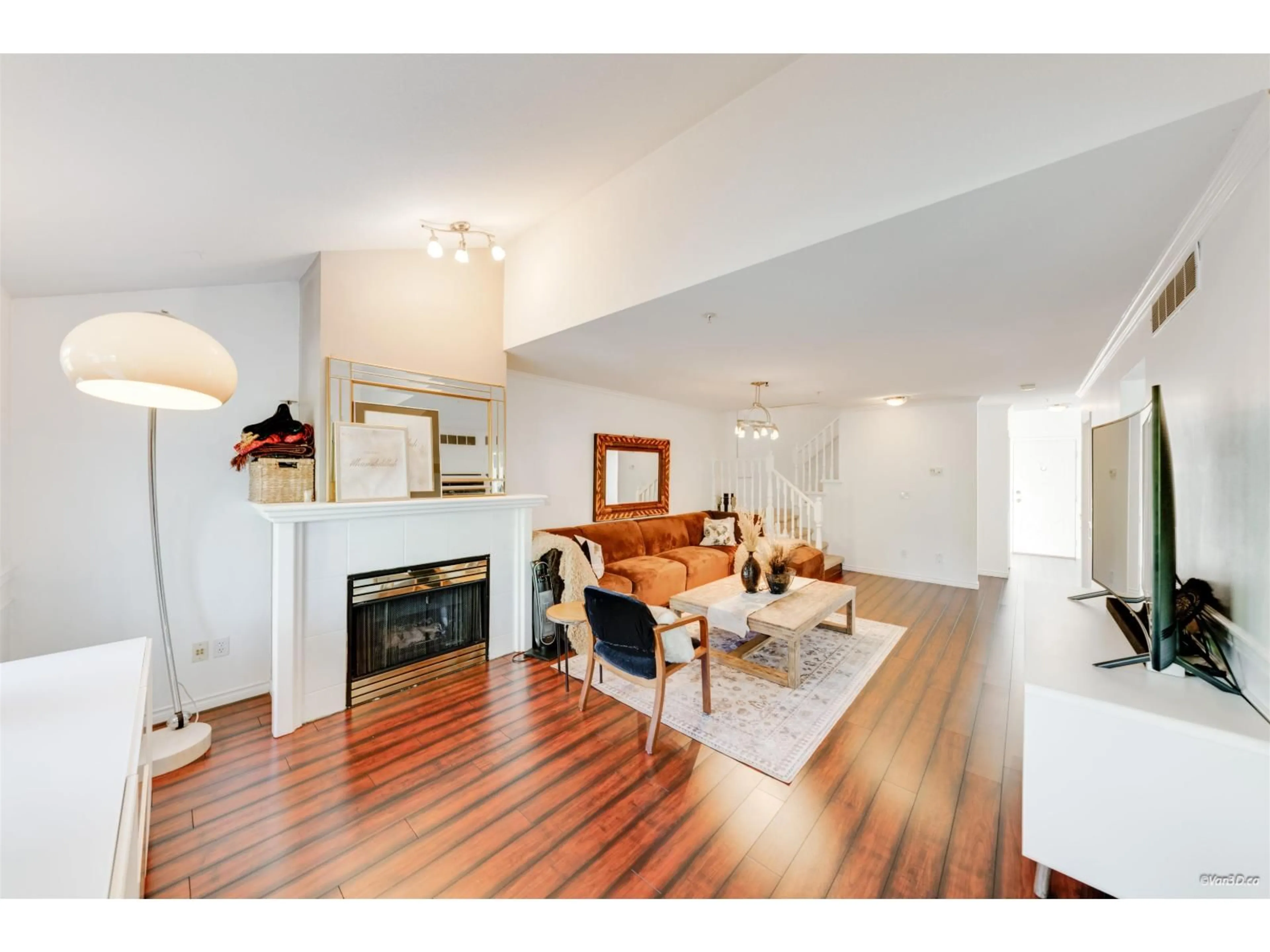 Living room with furniture, wood/laminate floor for 70 - 20761 TELEGRAPH TRAIL, Langley British Columbia V1M2W3