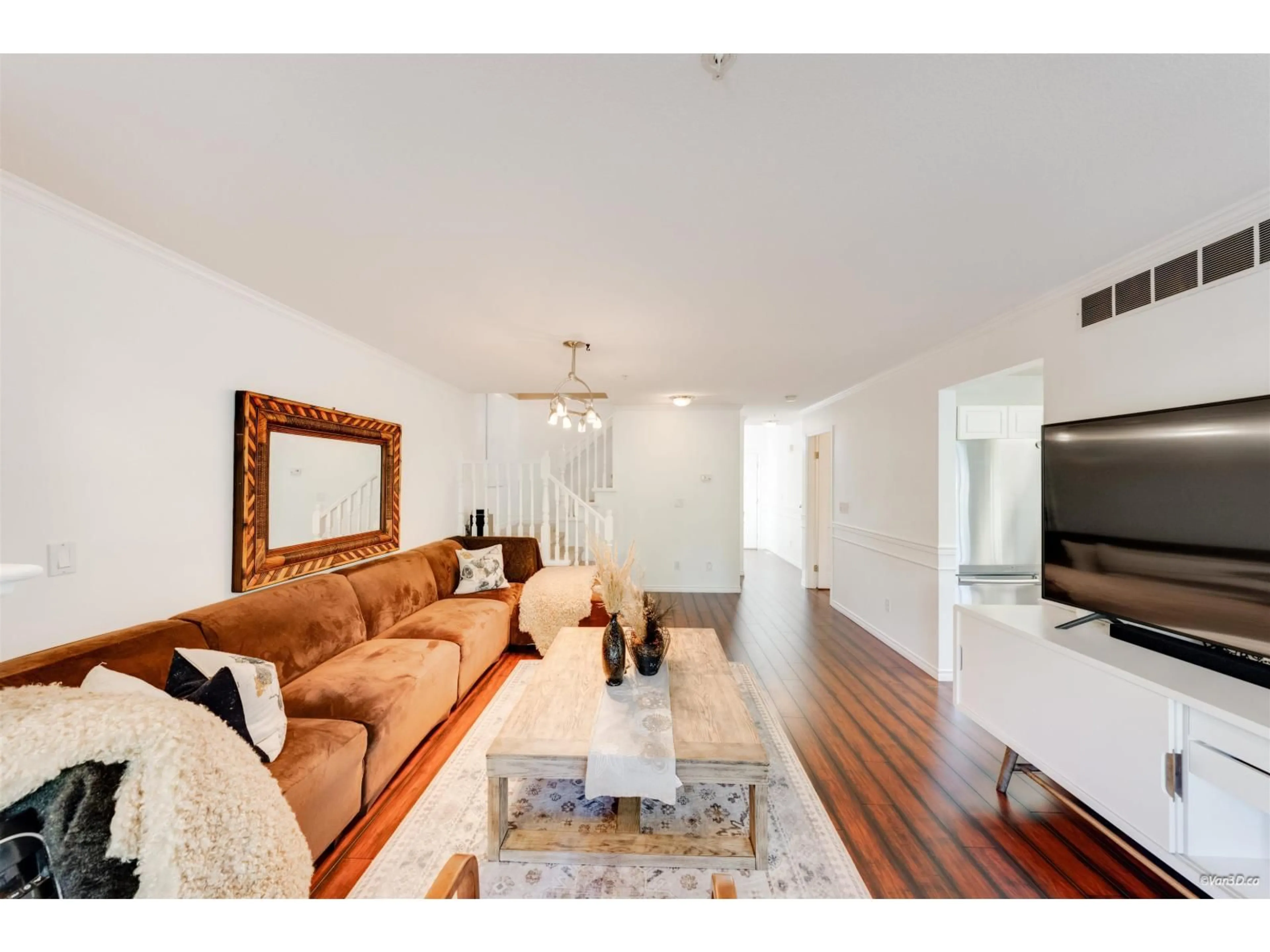 Living room with furniture, wood/laminate floor for 70 - 20761 TELEGRAPH TRAIL, Langley British Columbia V1M2W3