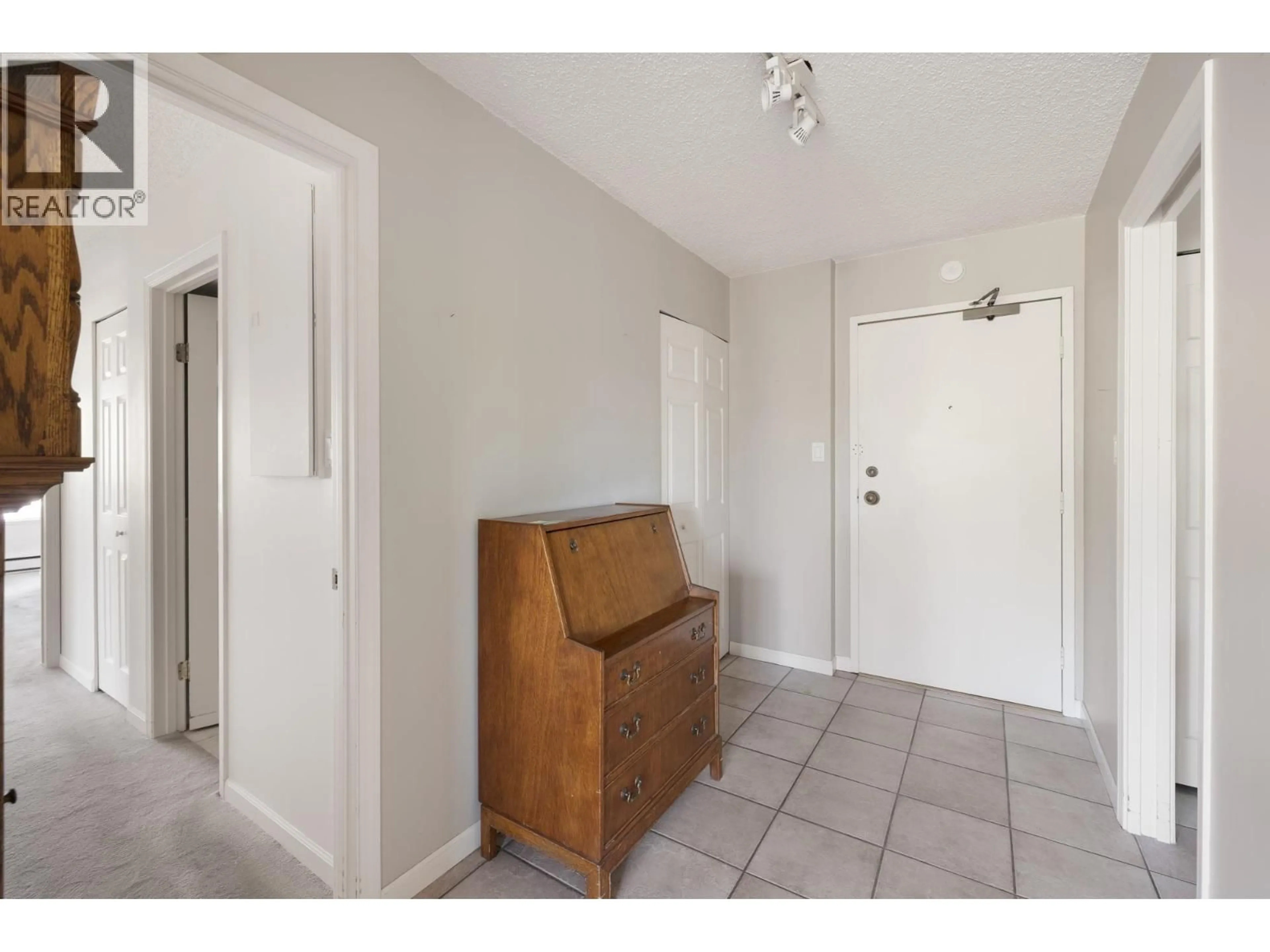 Indoor entryway for 302 - 1480 DUCHESS AVENUE, West Vancouver British Columbia V7T2W2