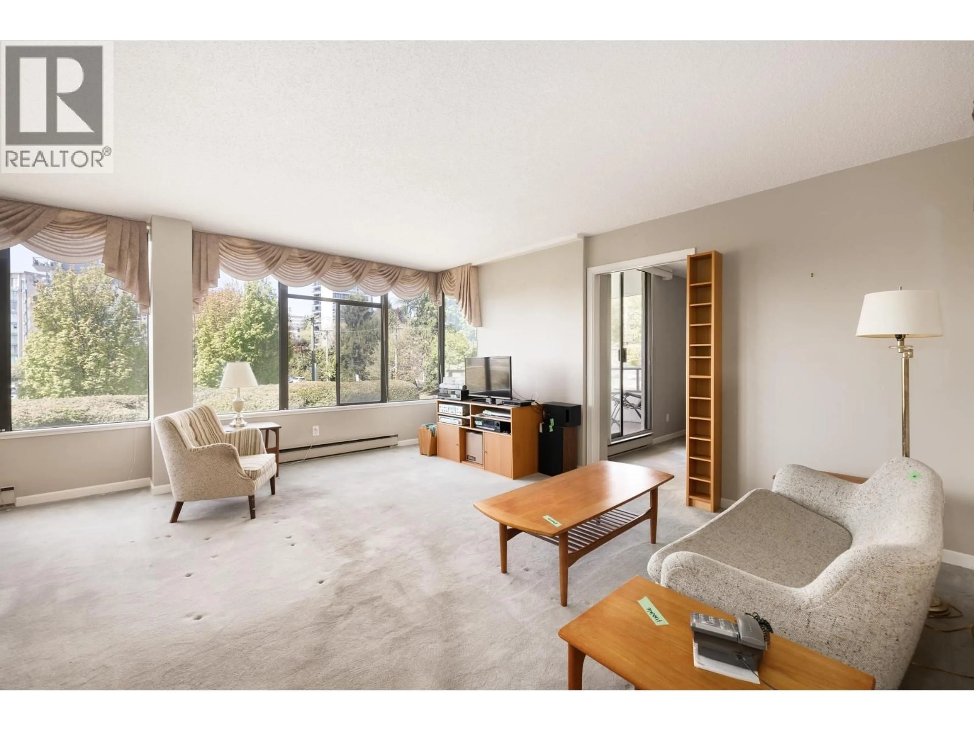 Living room with furniture, unknown for 302 - 1480 DUCHESS AVENUE, West Vancouver British Columbia V7T2W2