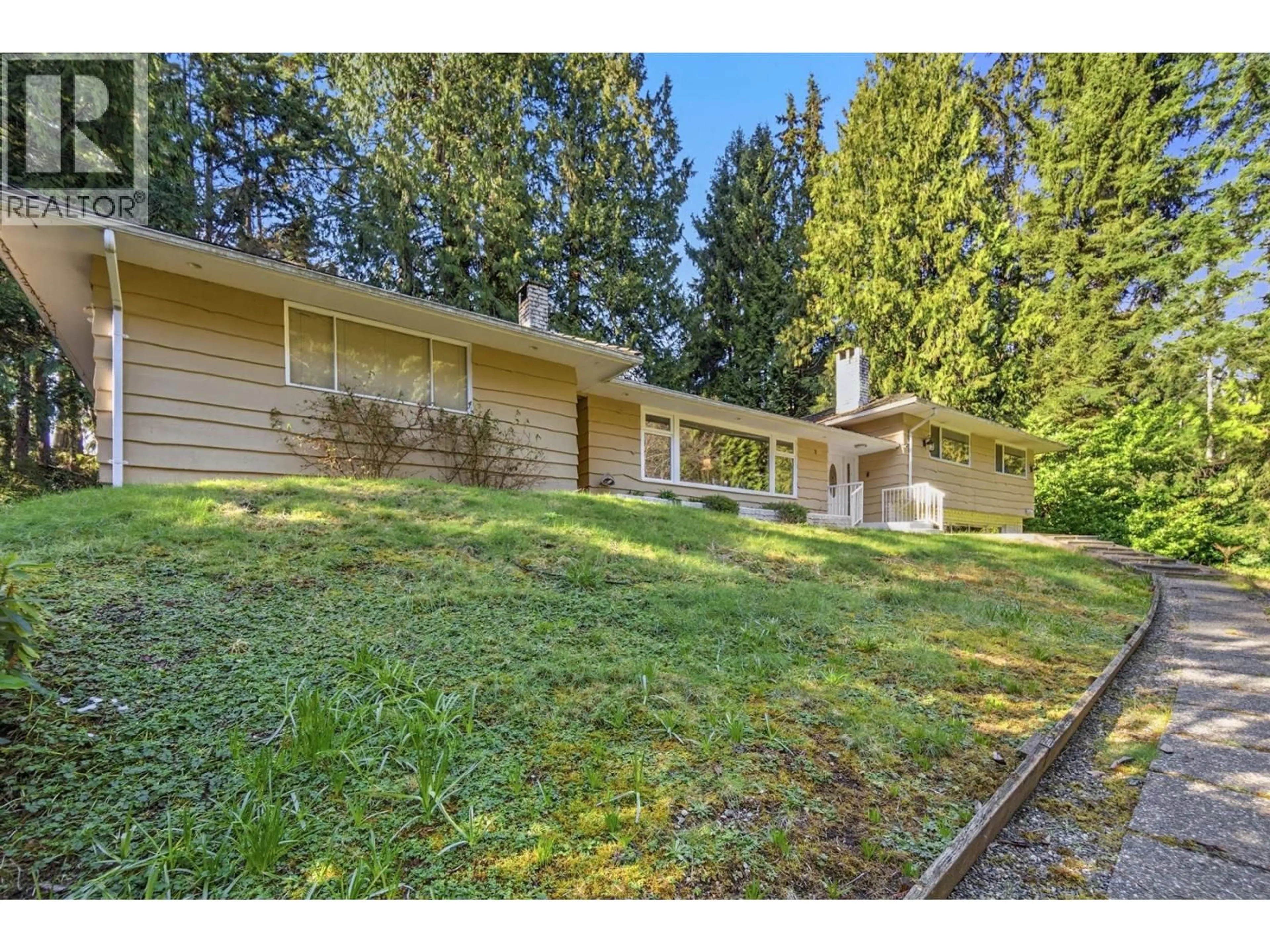 A pic from outside/outdoor area/front of a property/back of a property/a pic from drone, unknown for 315 STEVENS DRIVE, West Vancouver British Columbia V7S1C7