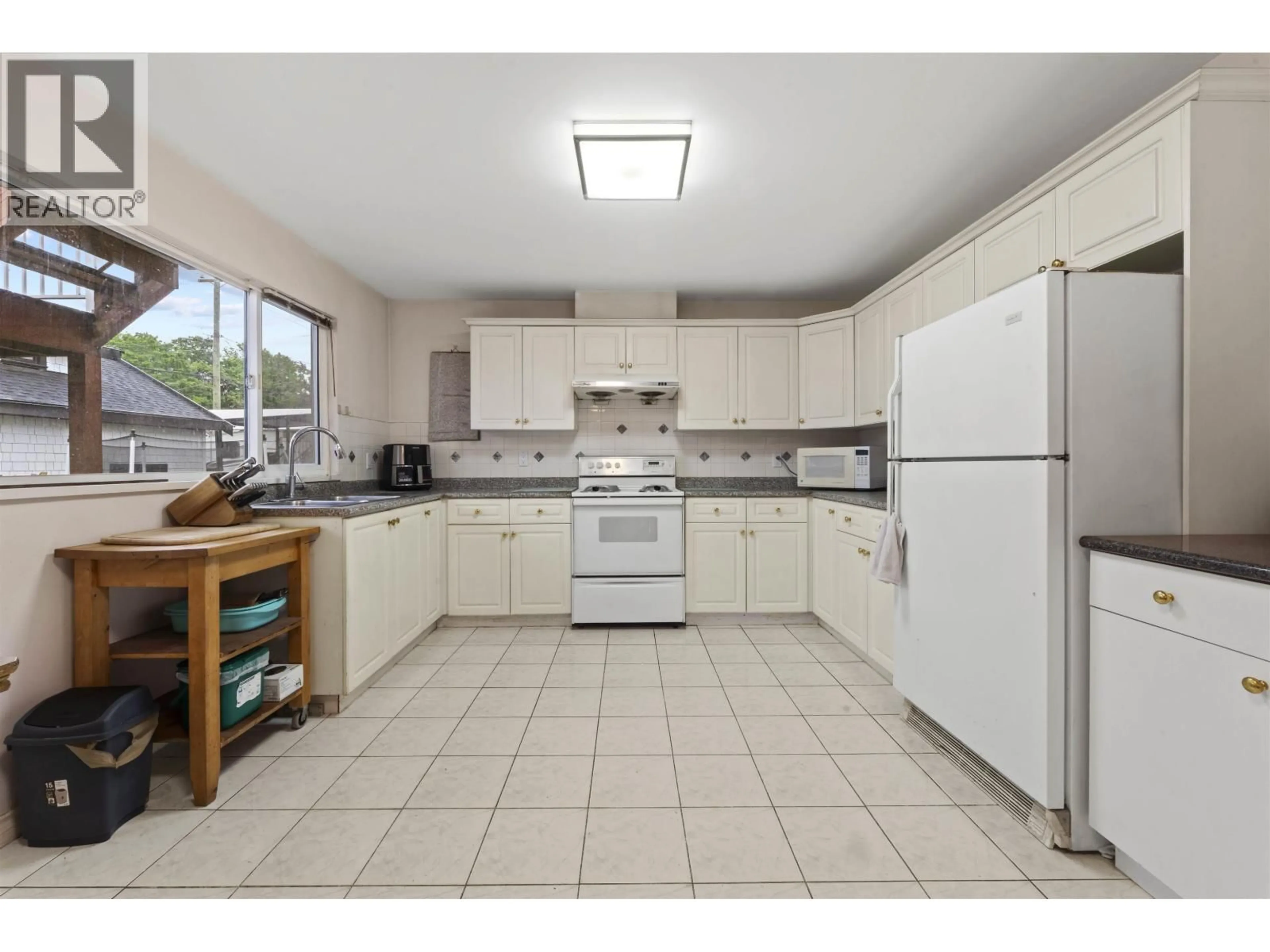 Standard kitchen, ceramic/tile floor for 2779 GRAVELEY STREET, Vancouver British Columbia V5K3J7