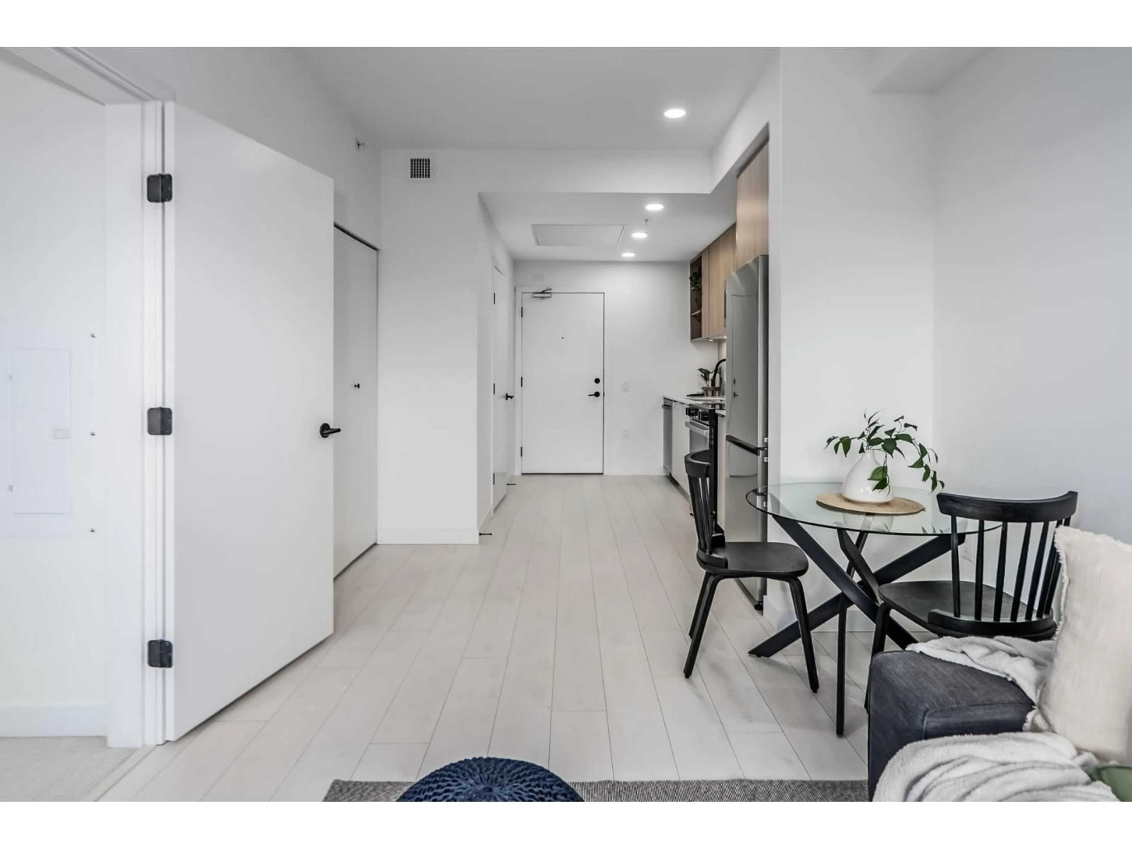 Indoor entryway for 615 - 13439 94A AVENUE, Surrey British Columbia V3V0G9
