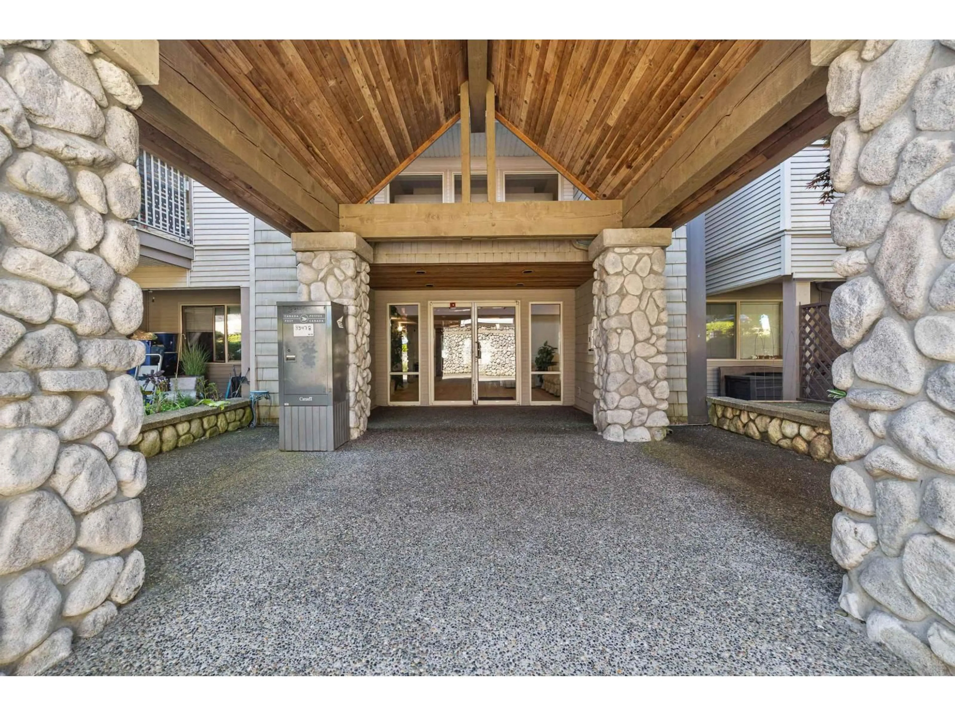 Indoor foyer for 407 - 33478 ROBERTS AVENUE, Abbotsford British Columbia V2S8E1