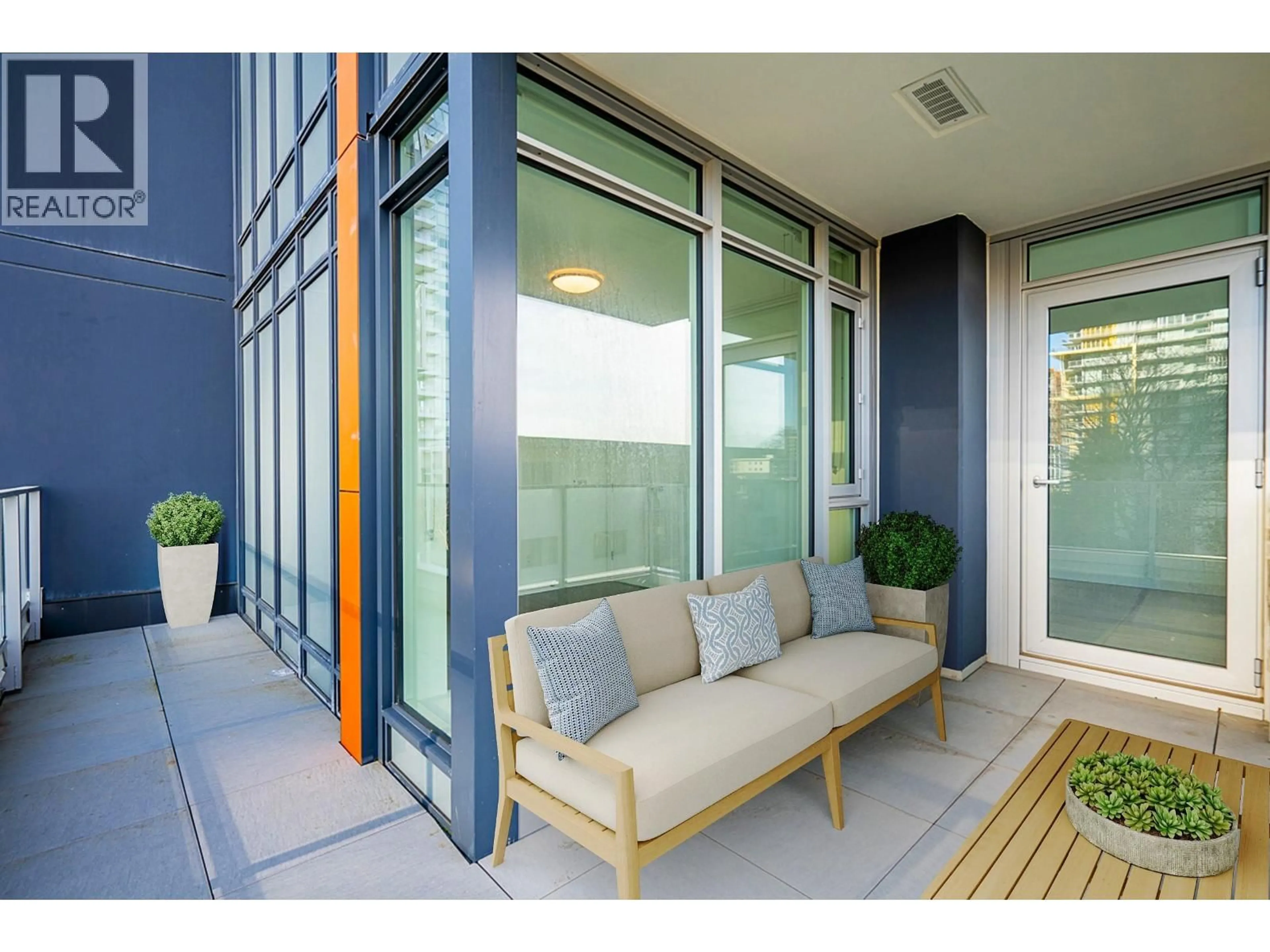 Indoor entryway for 303 - 6398 SILVER AVENUE, Burnaby British Columbia V5H0K7