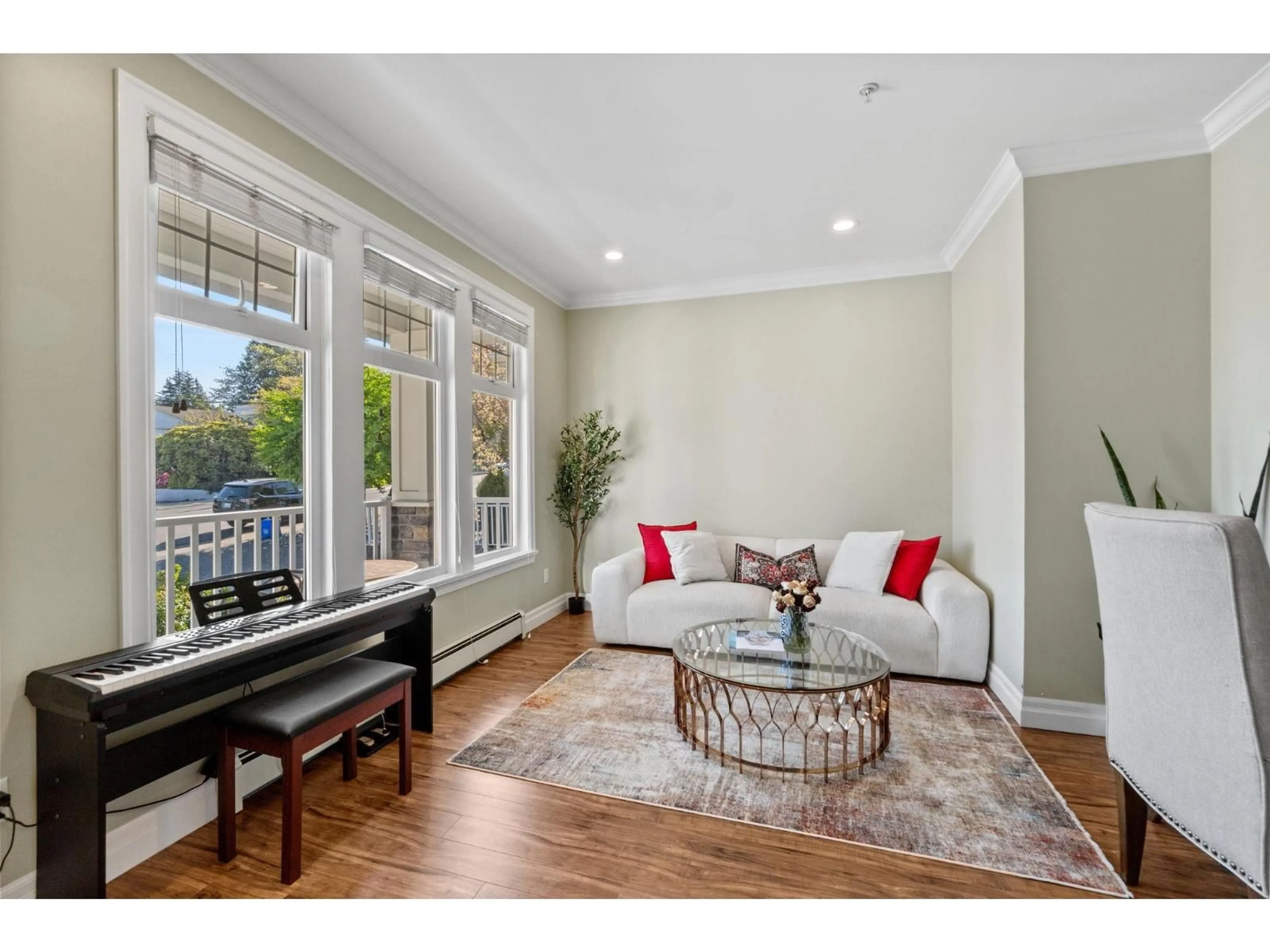 Living room with furniture, wood/laminate floor for 15595 THRIFT AVENUE, White Rock British Columbia V4B2L8