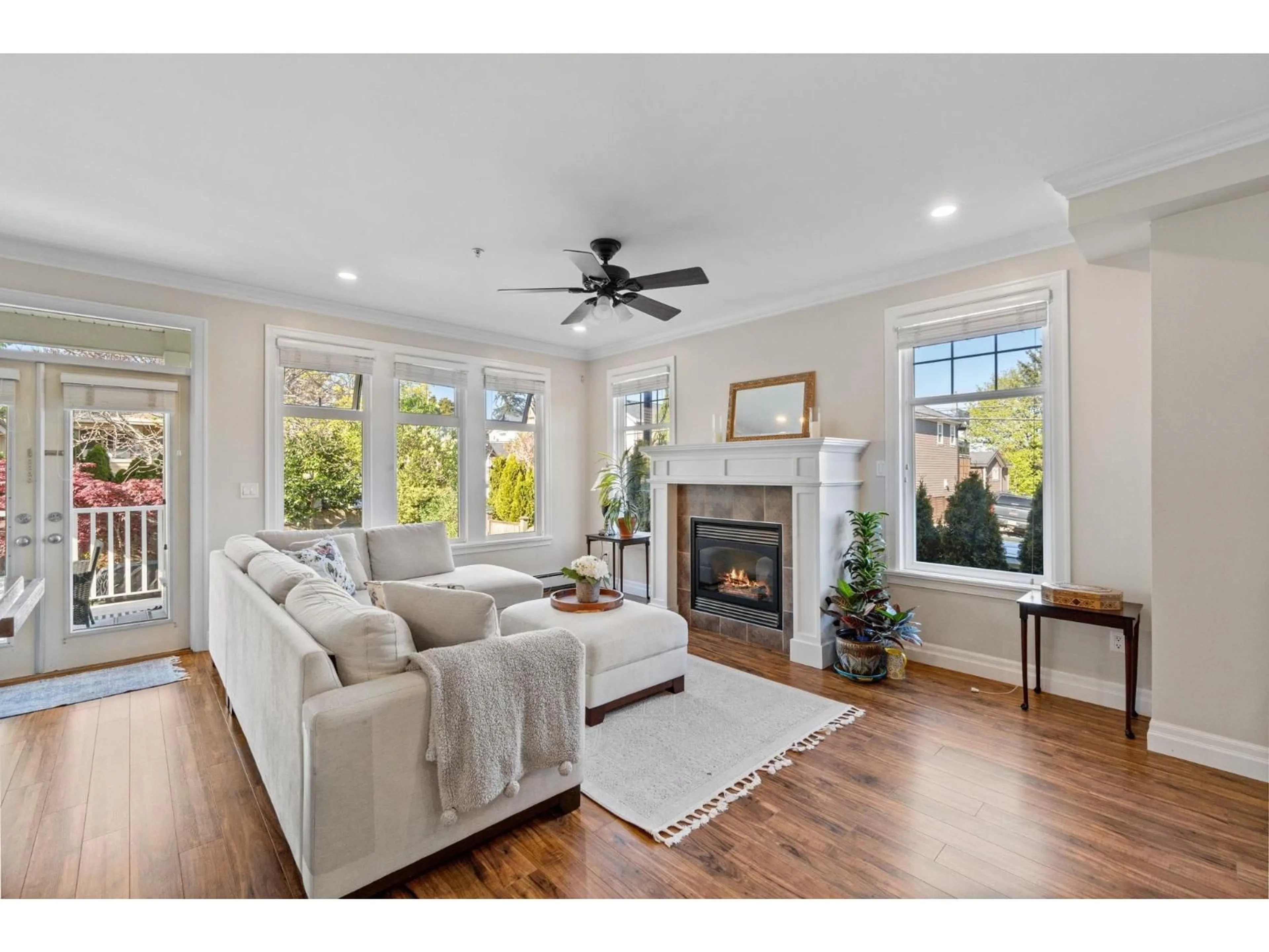 Living room with furniture, unknown for 15595 THRIFT AVENUE, White Rock British Columbia V4B2L8