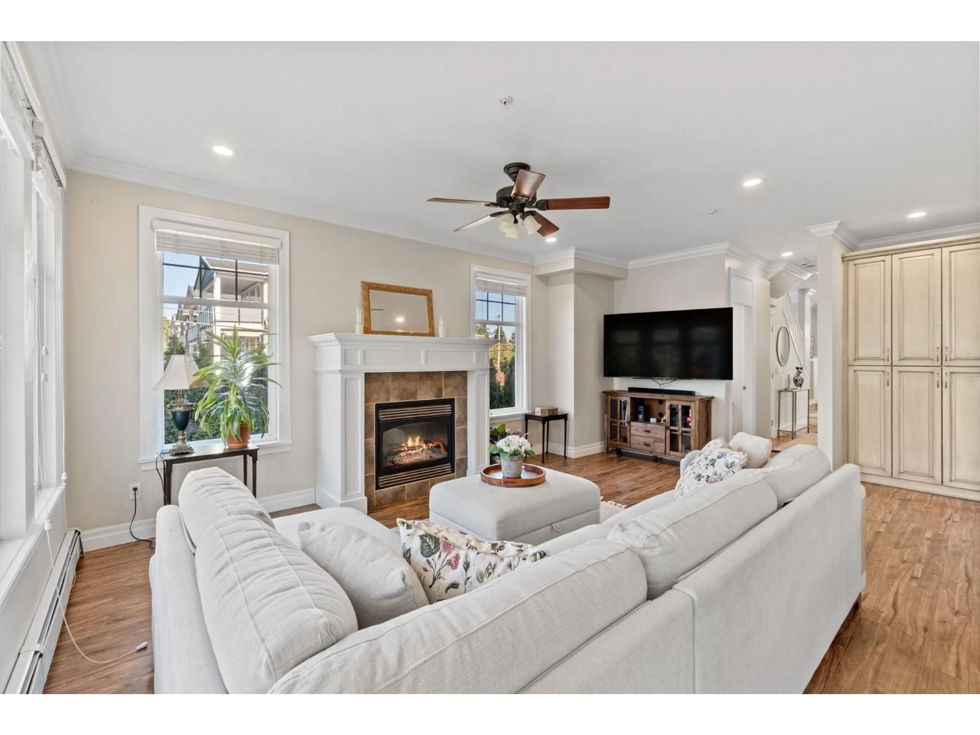 Living room with furniture, unknown for 15595 THRIFT AVENUE, White Rock British Columbia V4B2L8