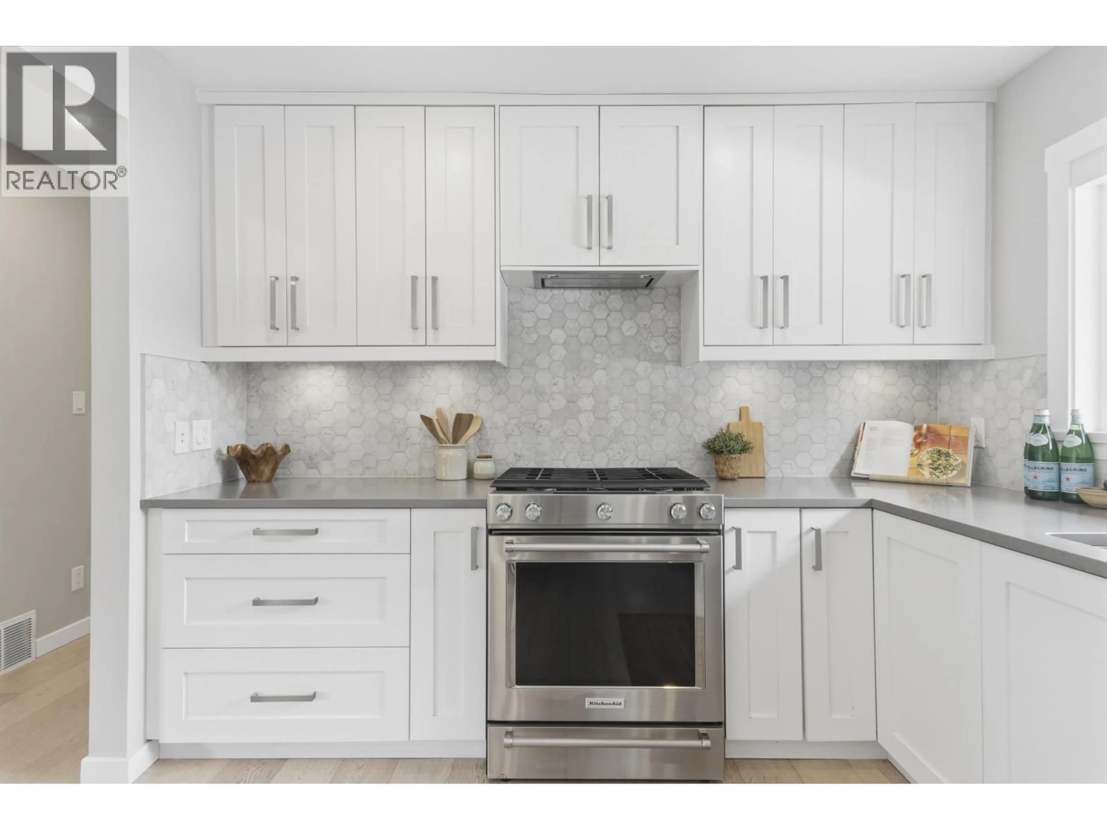 Contemporary kitchen, ceramic/tile floor for 2101 DIAMOND ROAD, Squamish British Columbia V8B0G2