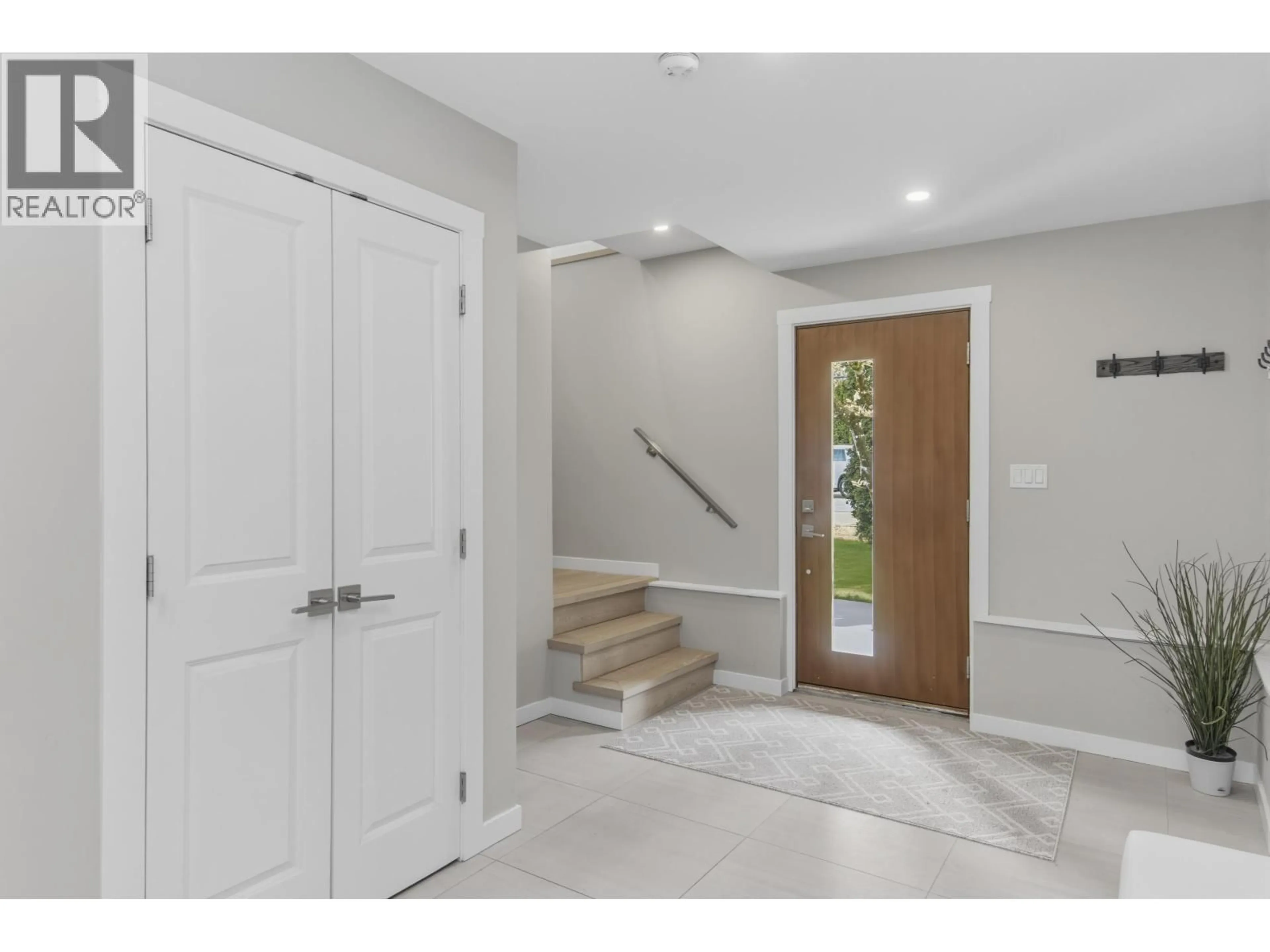 Indoor entryway for 2101 DIAMOND ROAD, Squamish British Columbia V8B0G2