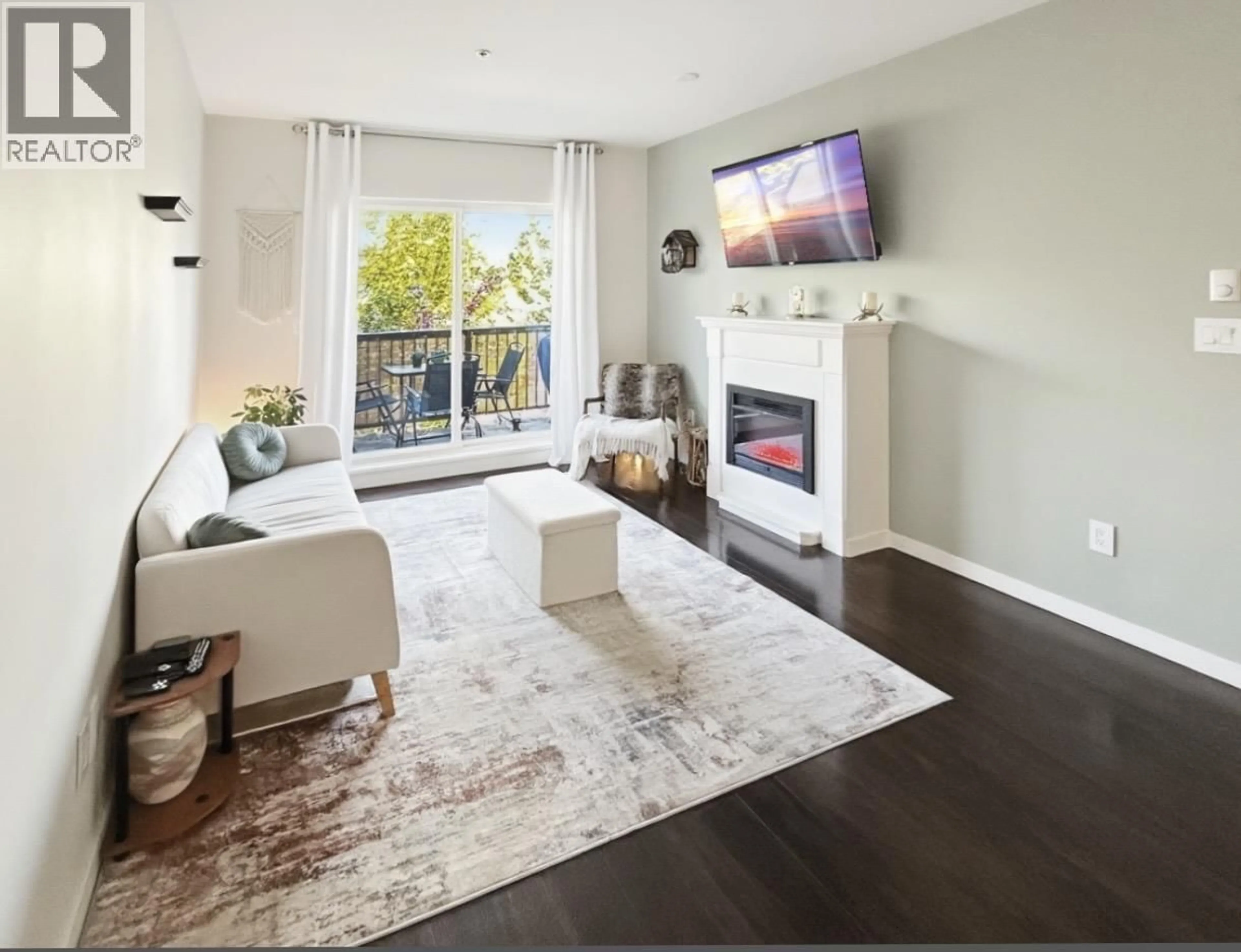 Living room with furniture, unknown for 303 - 22290 NORTH AVENUE, Maple Ridge British Columbia V2X8Z8