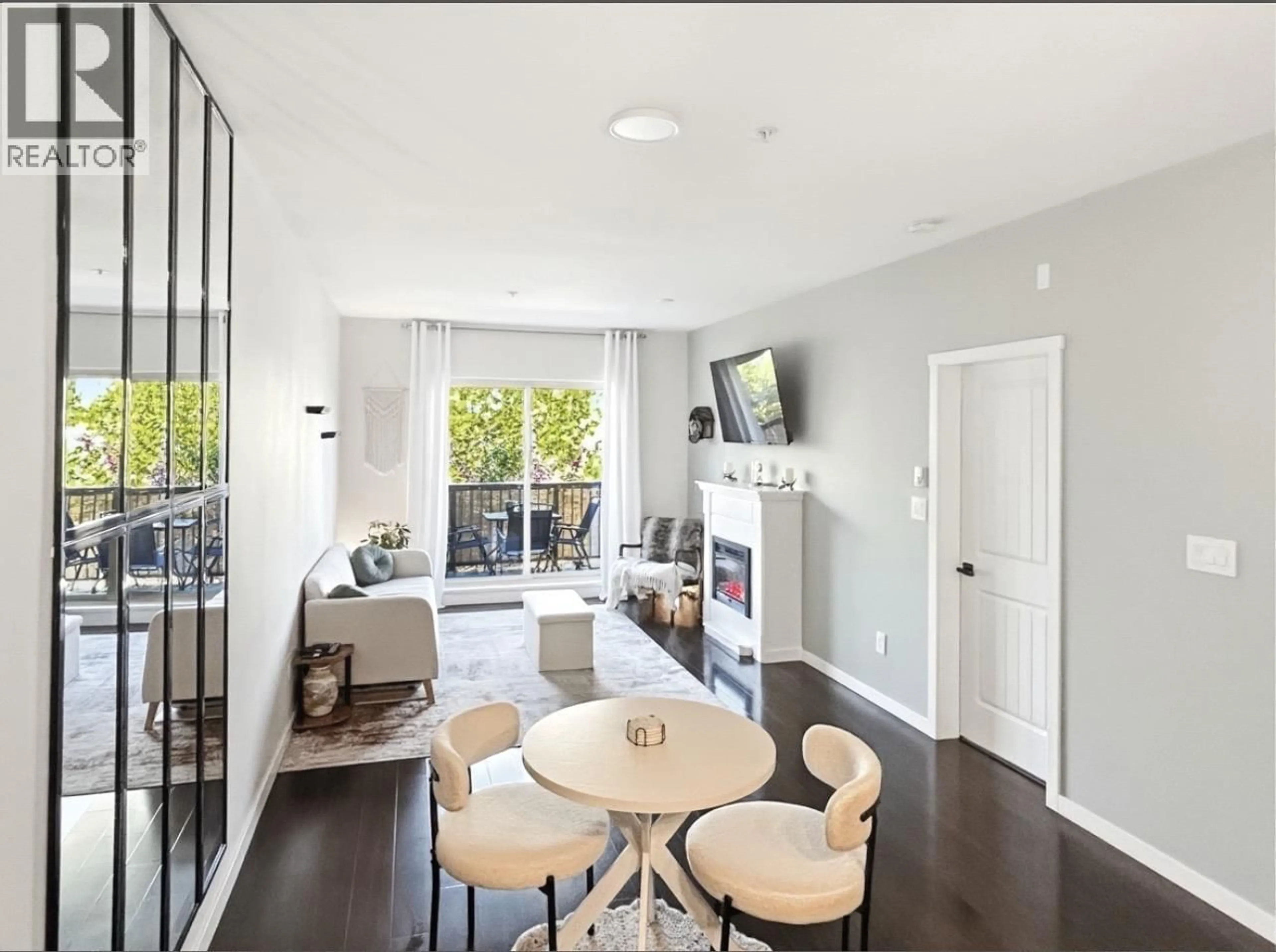 Living room with furniture, unknown for 303 - 22290 NORTH AVENUE, Maple Ridge British Columbia V2X8Z8
