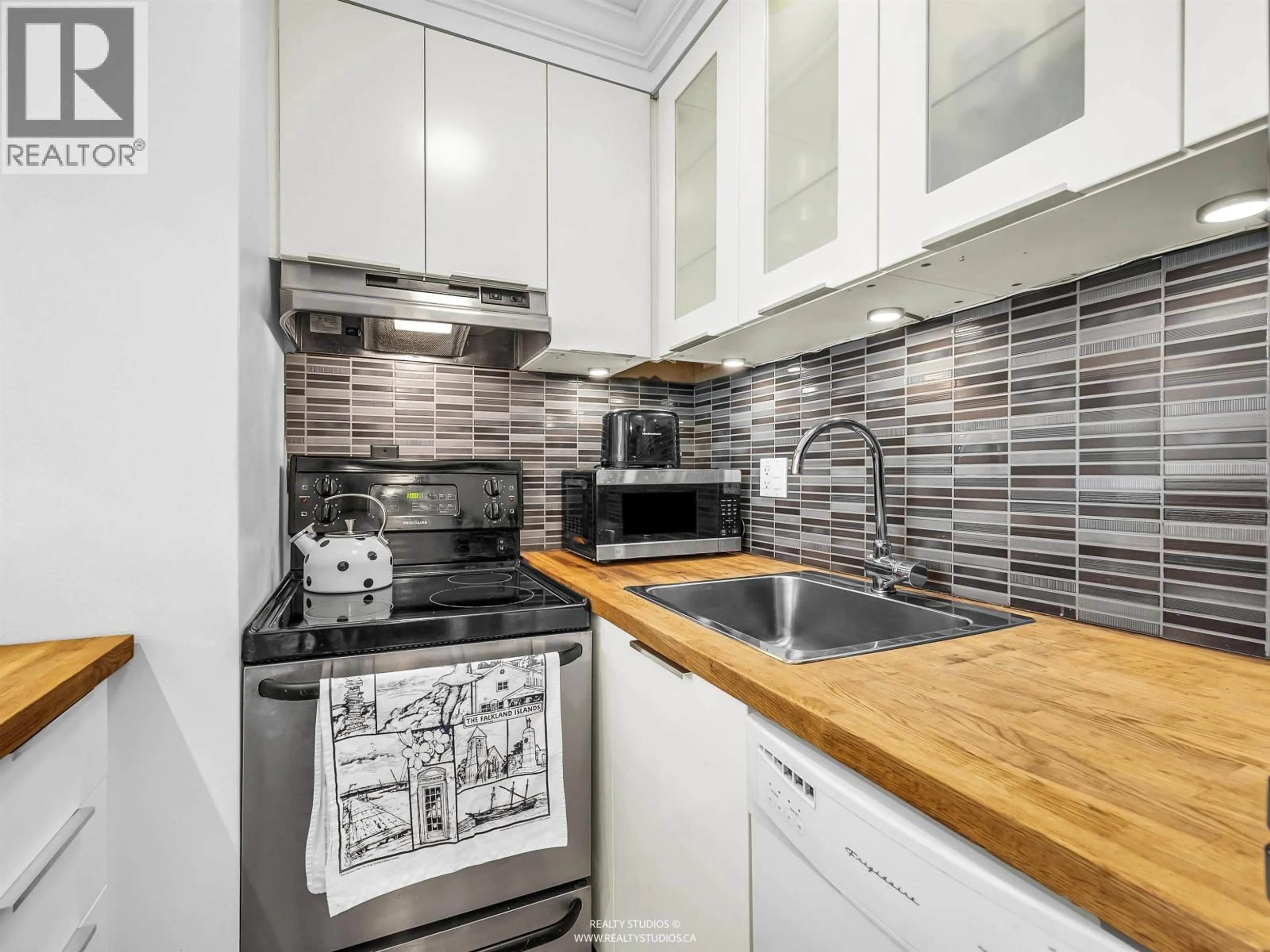 Standard kitchen, unknown for 1205 - 1250 BURNABY STREET, Vancouver British Columbia V6E1P5