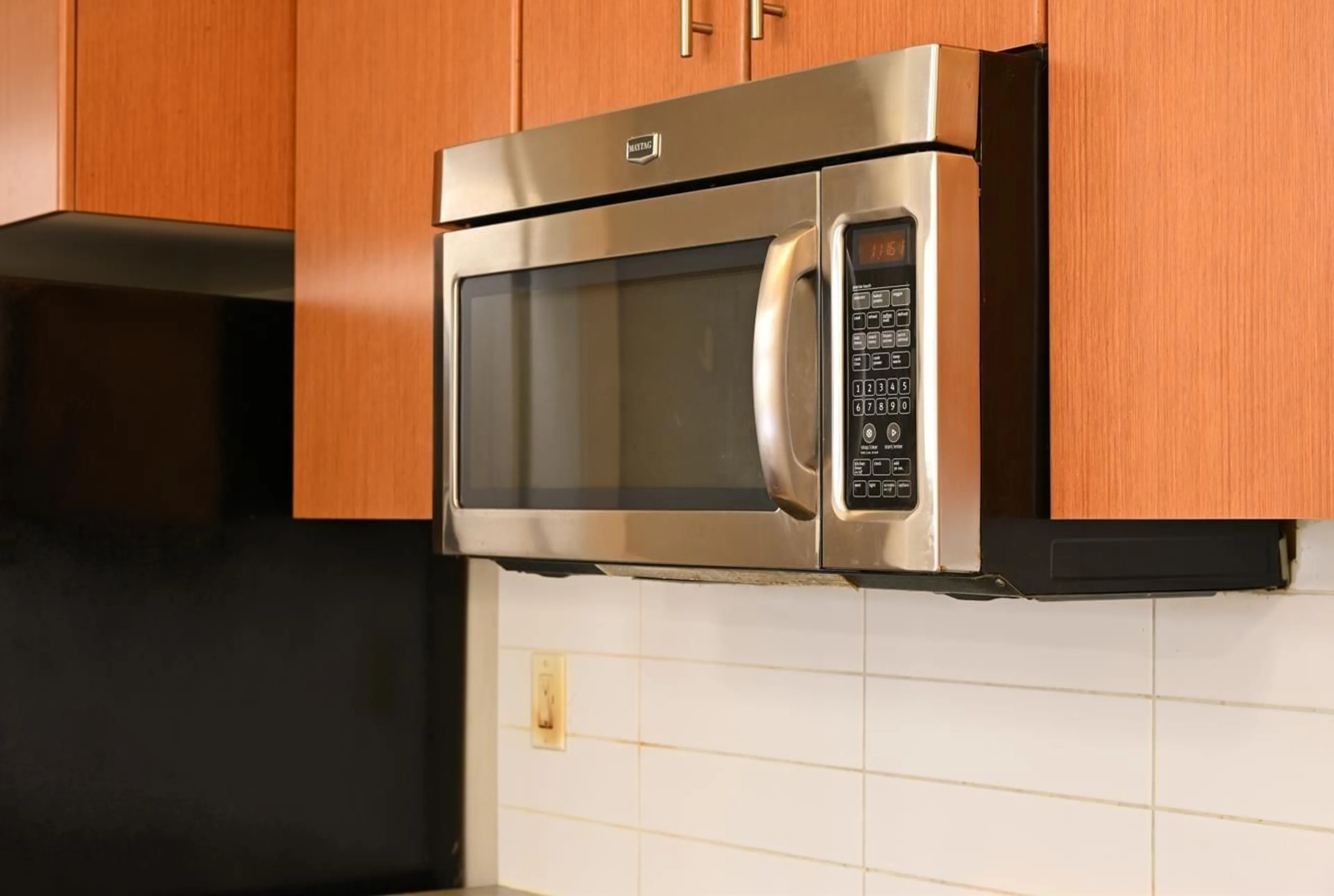 Standard kitchen, ceramic/tile floor for 202 - 33545 RAINBOW AVENUE, Abbotsford British Columbia V2S1E6