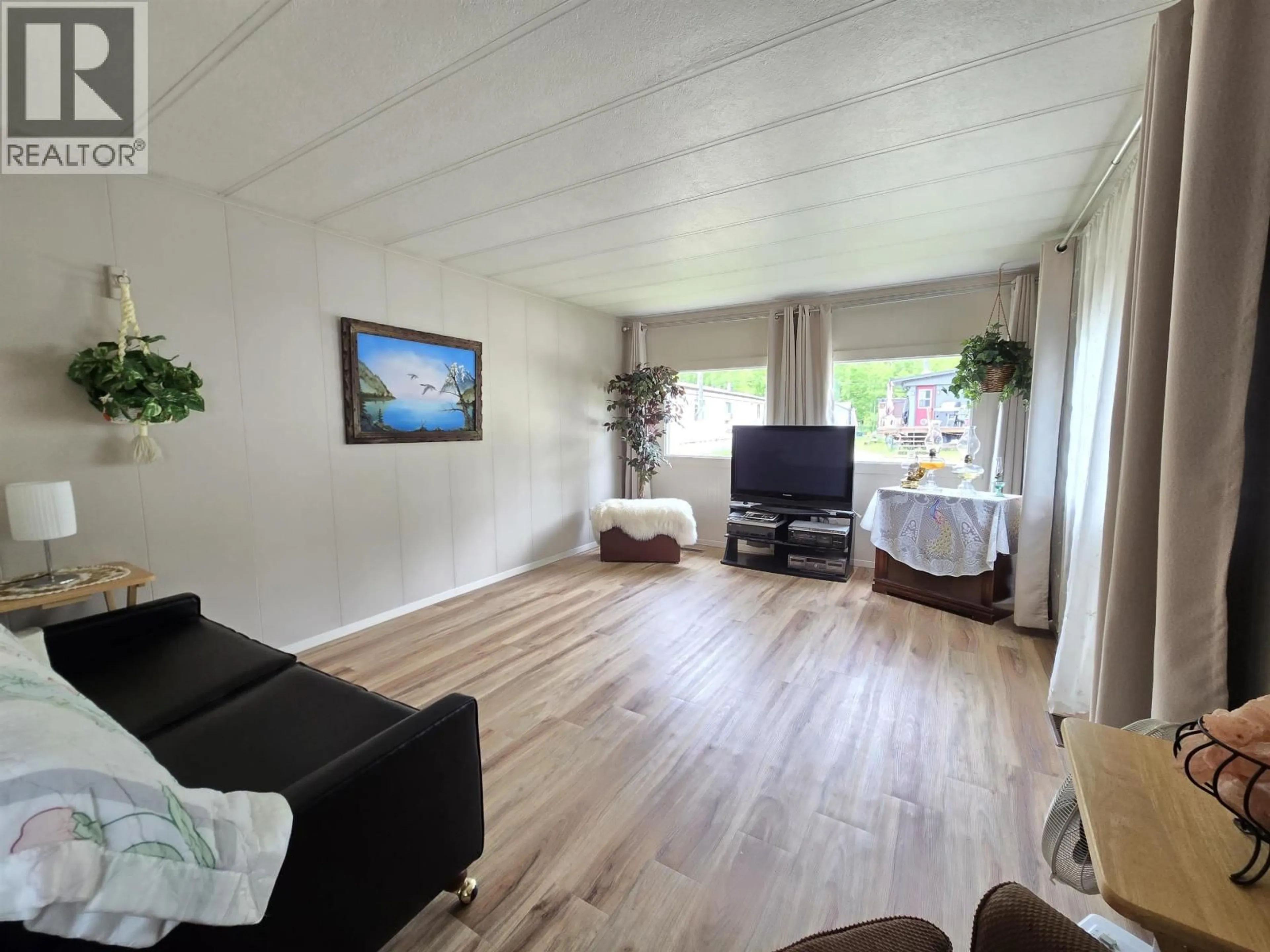 Living room with furniture, wood/laminate floor for 19 - 95 MOUNTAIN VIEW ROAD, McBride British Columbia V0J2E0