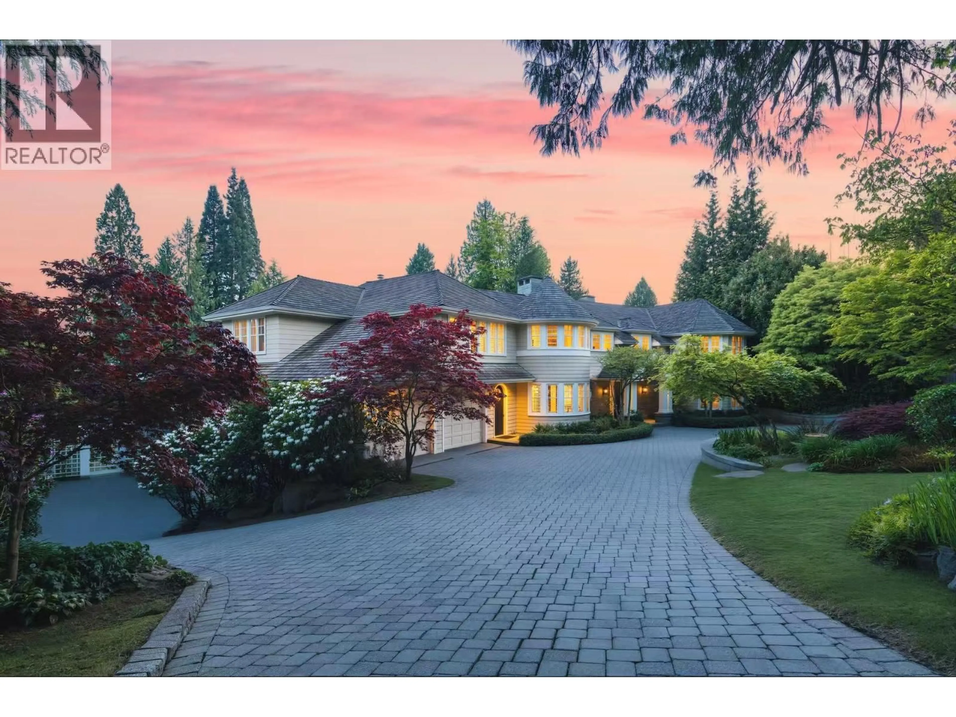 A pic from outside/outdoor area/front of a property/back of a property/a pic from drone, mountain view for 2956 PALMERSTON AVENUE, West Vancouver British Columbia V7V2X3